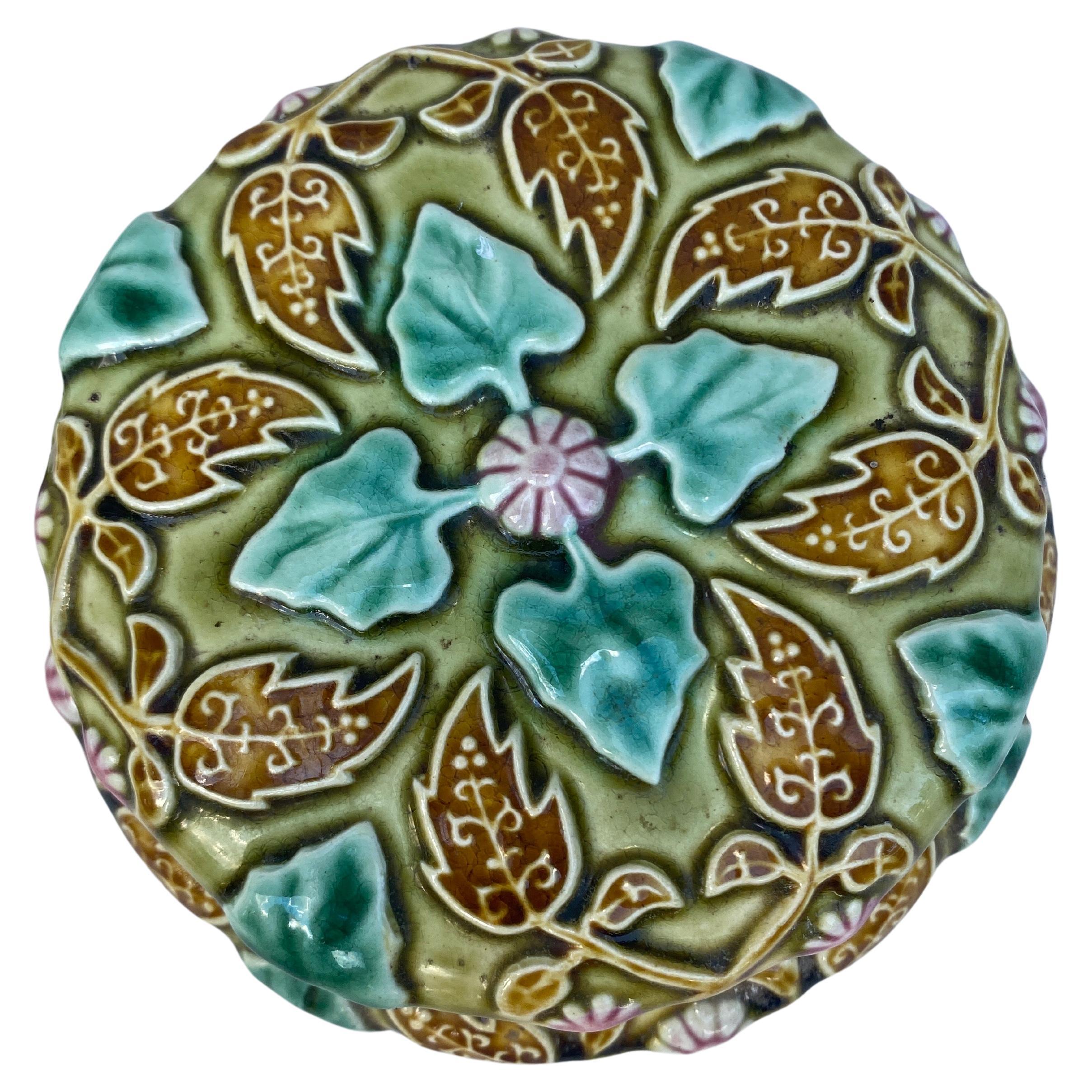 Boîte en majolique du XIXe siècle Choisy-le-Roi à décor de fleurs et de feuilles.