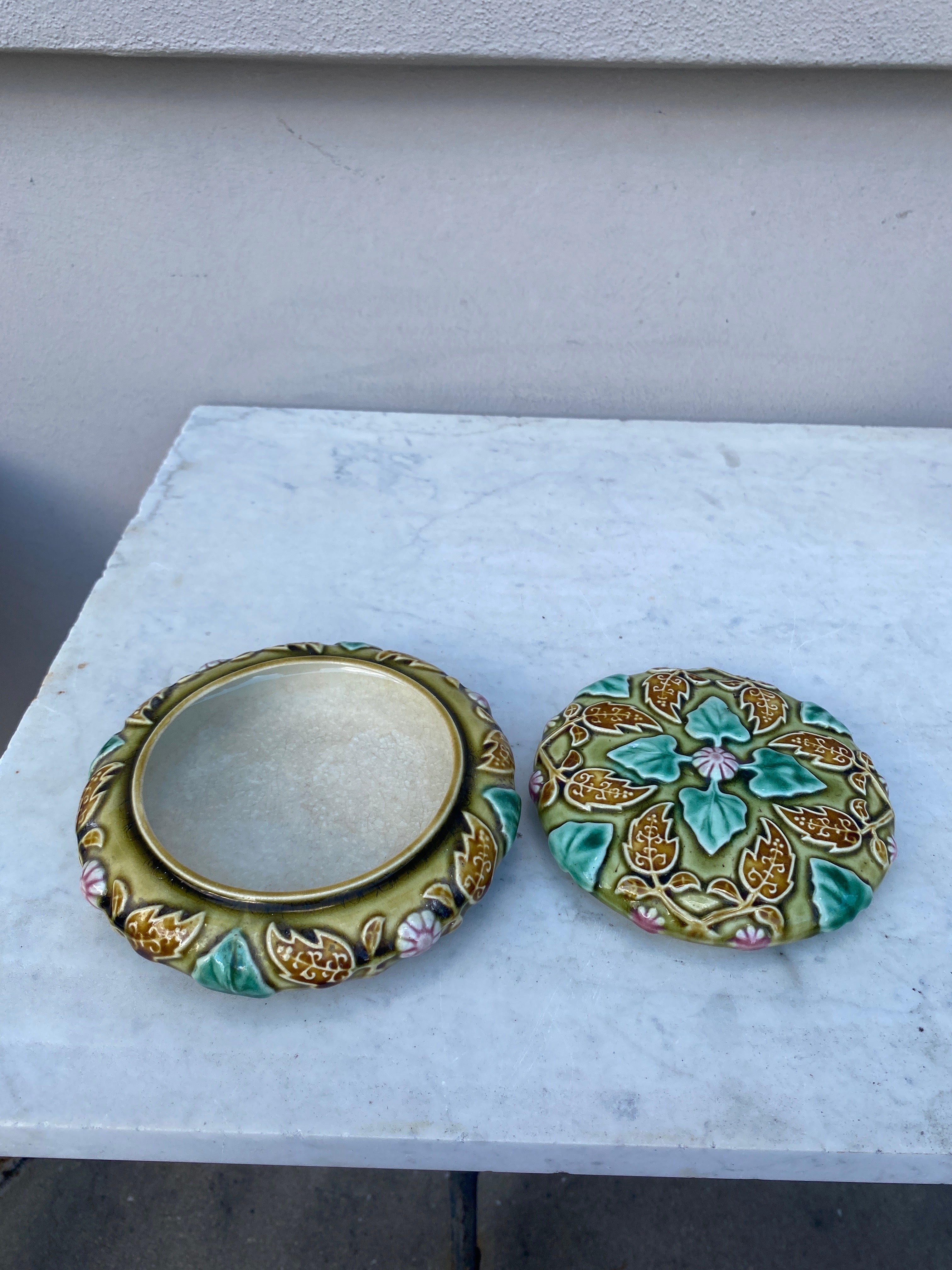 Boîte en majolique du 19ème siècle Choisy Le Roi Bon état - En vente à Austin, TX
