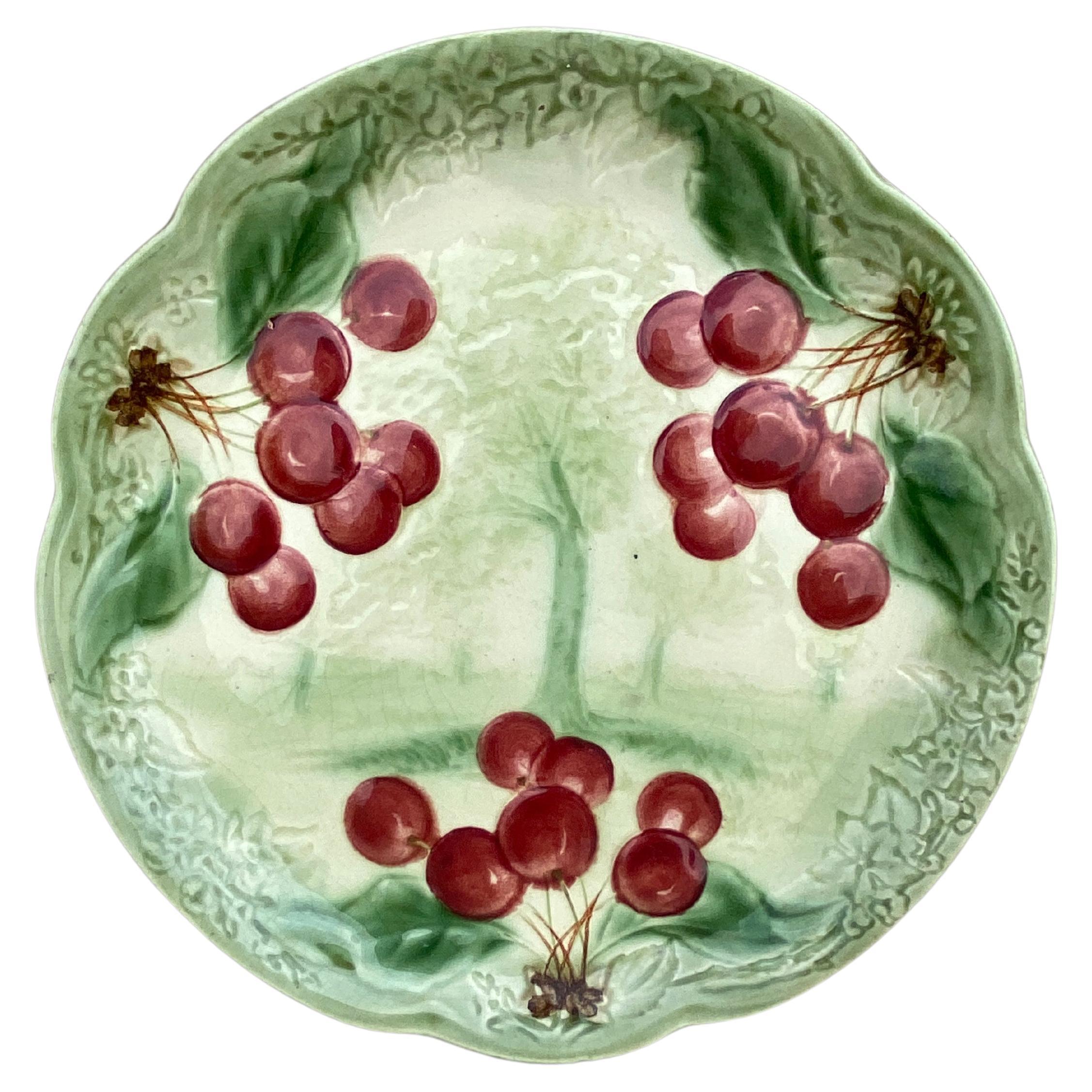 Majolika- Cherries-Teller aus dem 19. Jahrhundert Choisy Le Roi