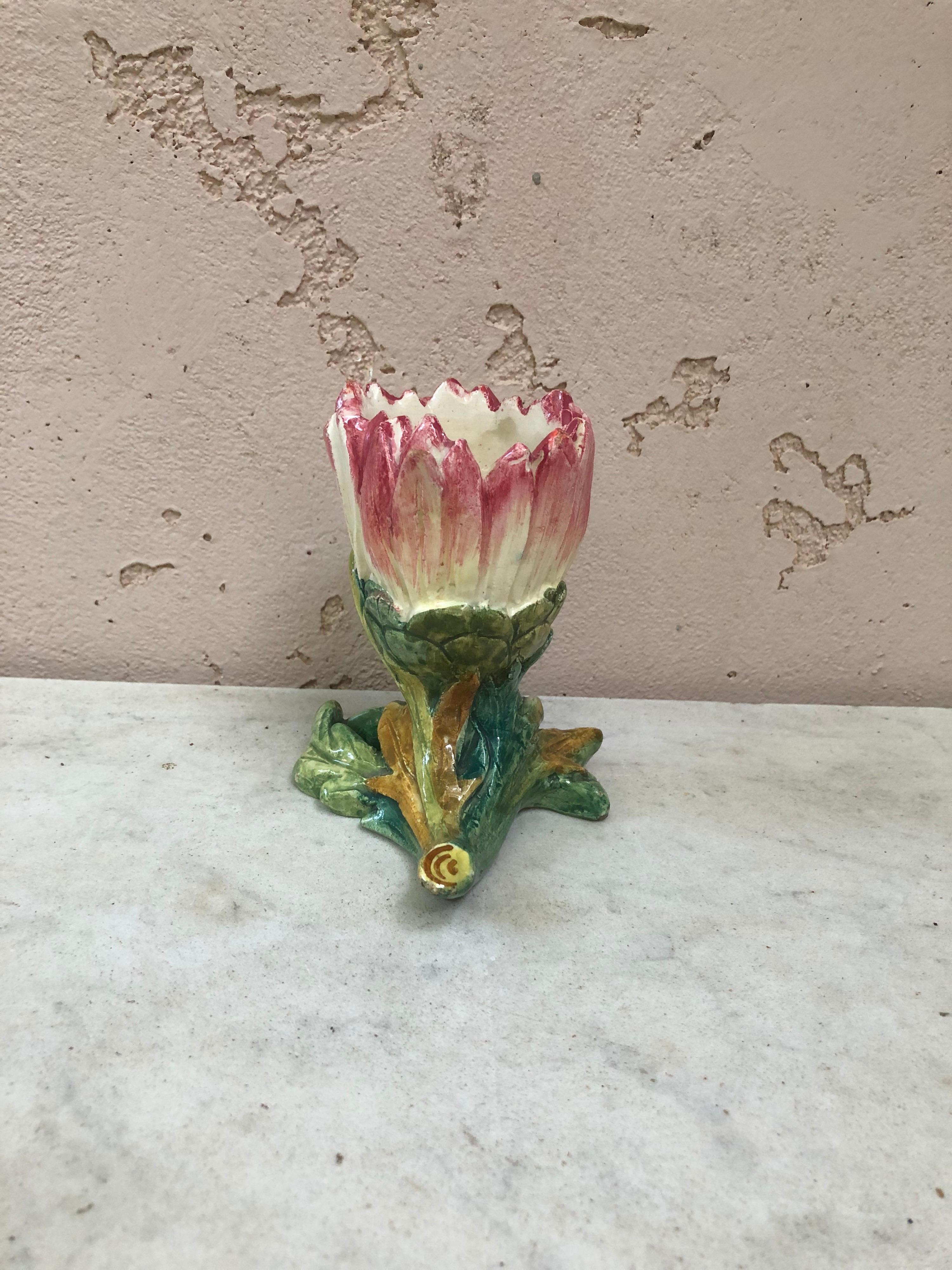 Vase à marguerite en majolique du 19e siècle Delphin Massier.
La famille Massier est connue pour la qualité de ses émaux et peintures uniques. Ils produisaient une incroyable gamme de fleurs comme l'iris, les roses, les marguerites, les églantines,