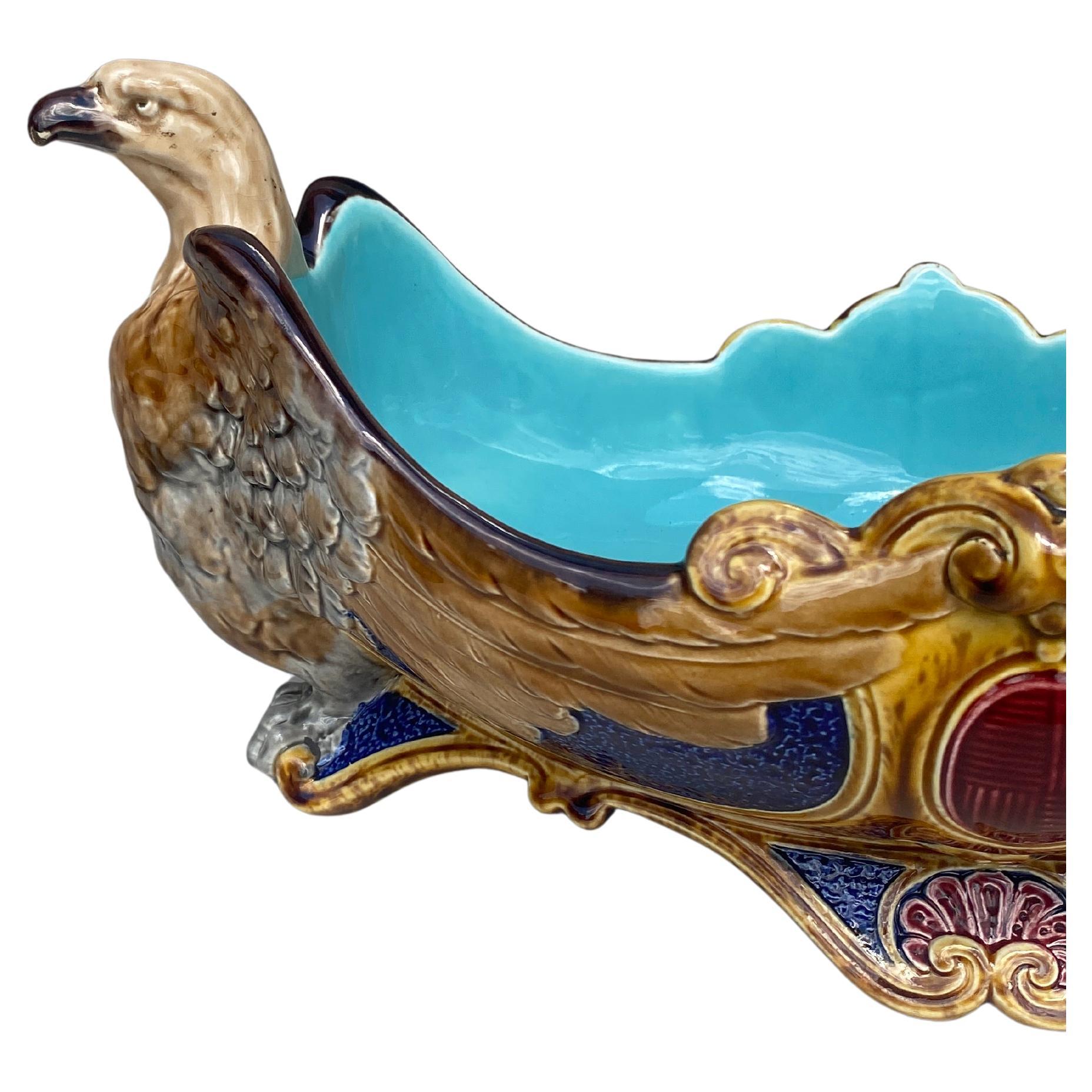 Jardinière à l'aigle en majolique du XIXe siècle signée Sarreguemines. 16 x 9 pouces.