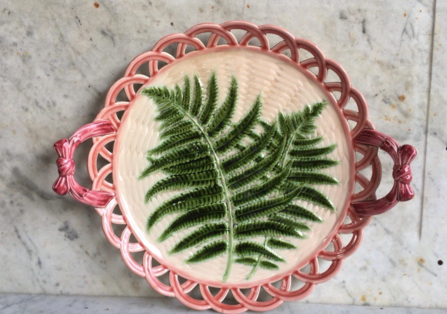 Oversize 19th century French Majolica handled reticulated platter signed Sarreguemines.
An elegant server with pink bows handles, on the center two larges ferns on a beige basketweave background.
Measures: Diameter / 16