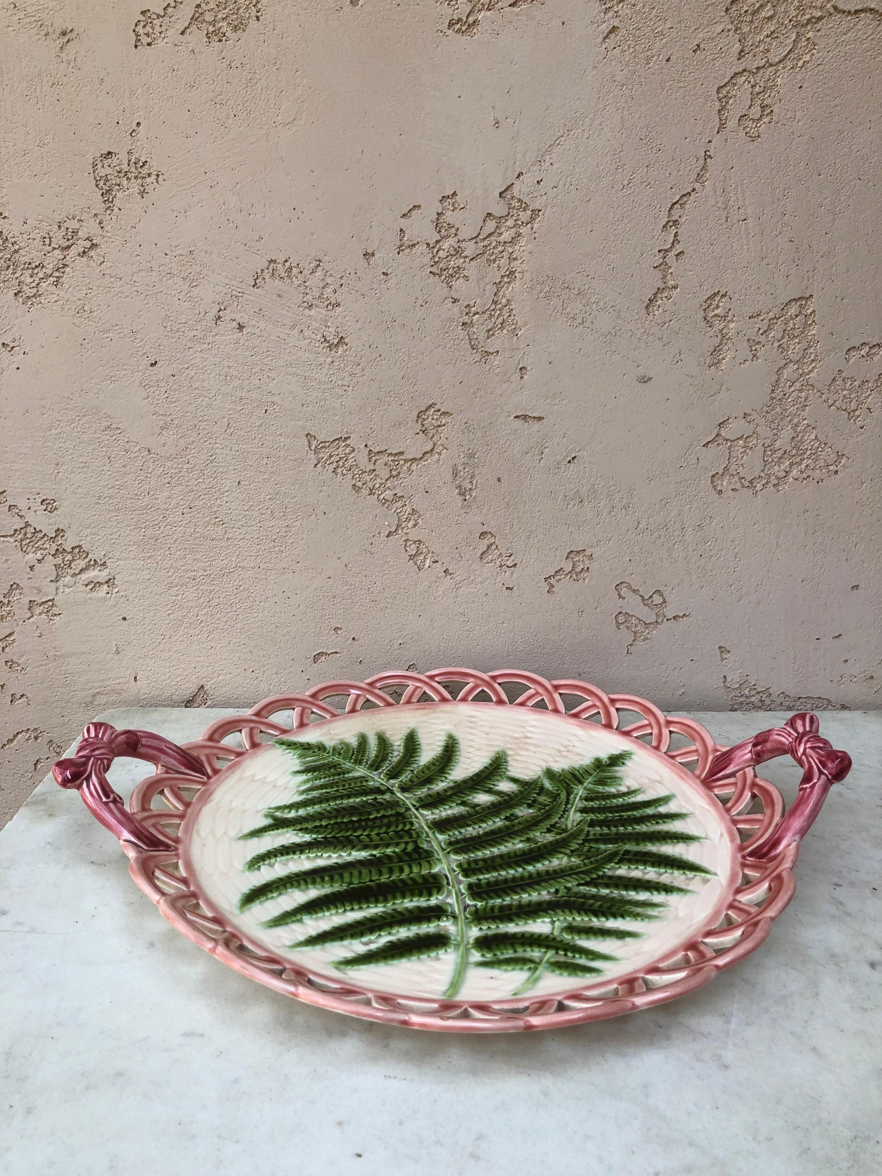Oversize 19th century French Majolica handled reticulated platter signed Sarreguemines.
An elegant server with pink bows handles, on the center two larges ferns on a beige basketweave background.
Measures: Diameter / 16