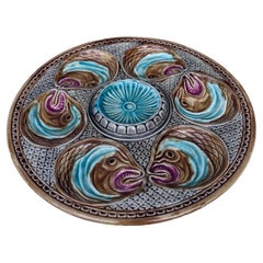 Assiette à huîtres à têtes de poisson en majolique du 19e siècle Onnaing