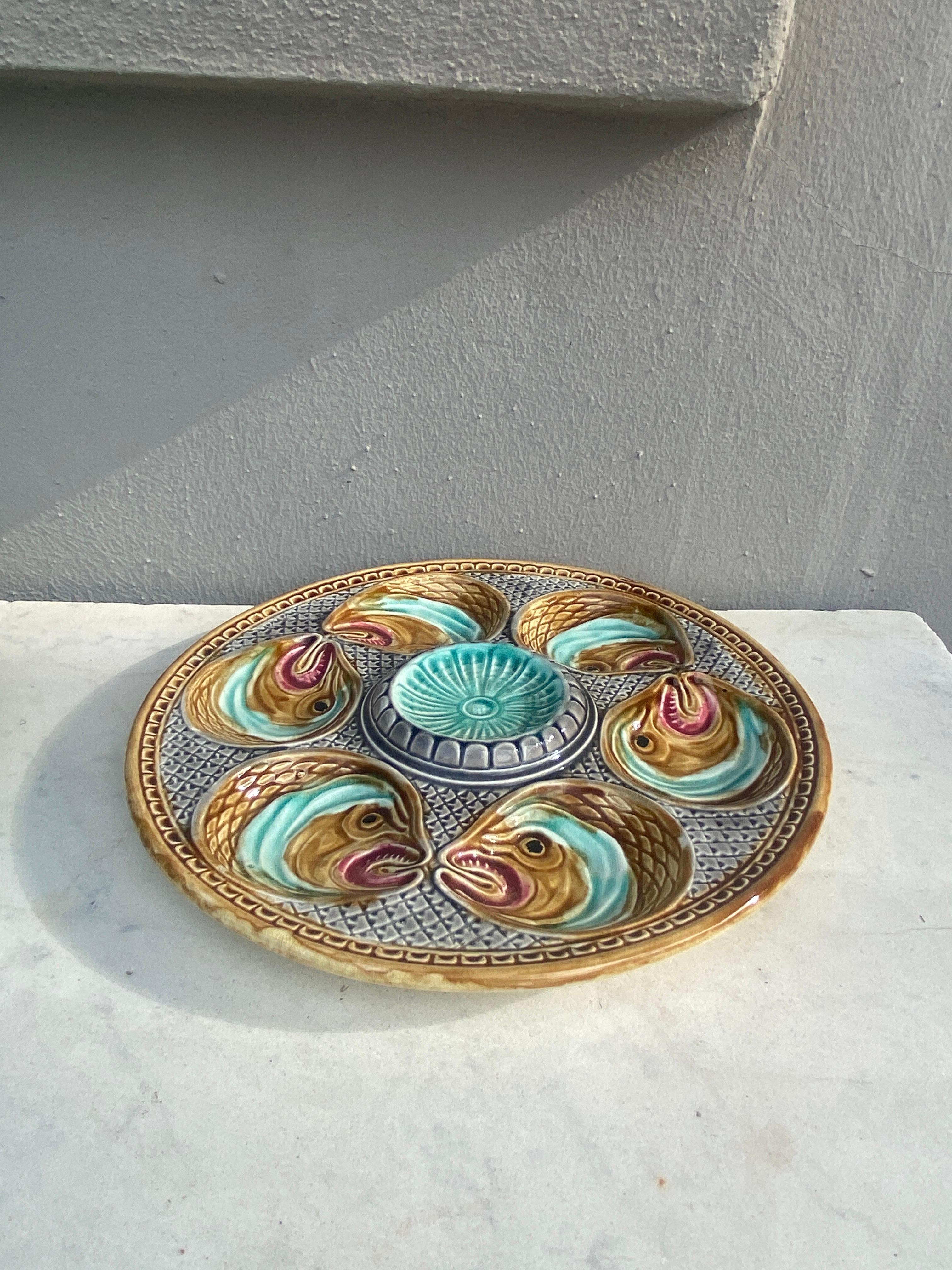 19th Century Majolica Fish Heads Oyster Plate Onnaing In Good Condition For Sale In Austin, TX