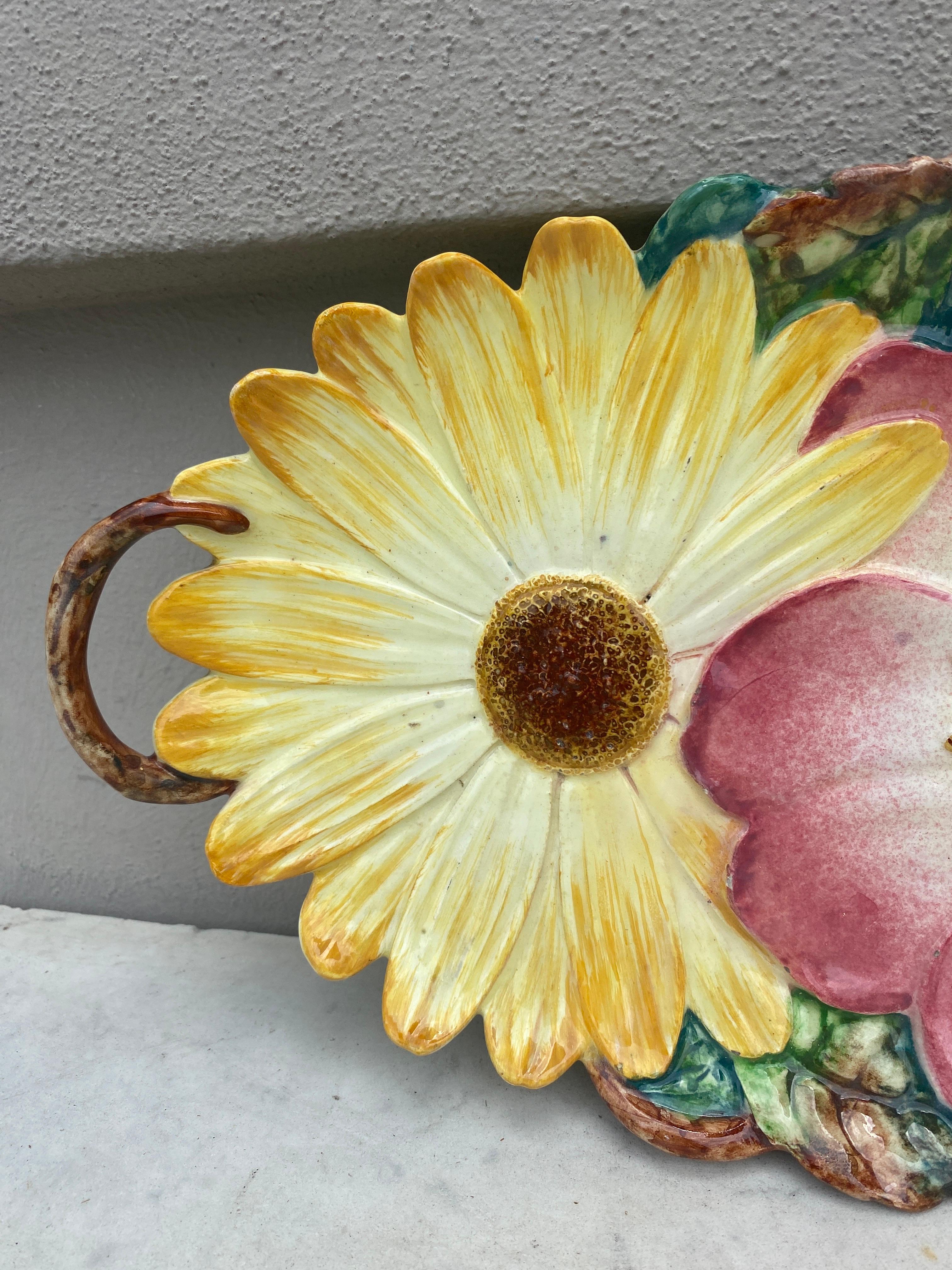 Ancien plat à anses en majolique avec une rose sauvage et une marguerite jaune non signé Massier, circa 1890.