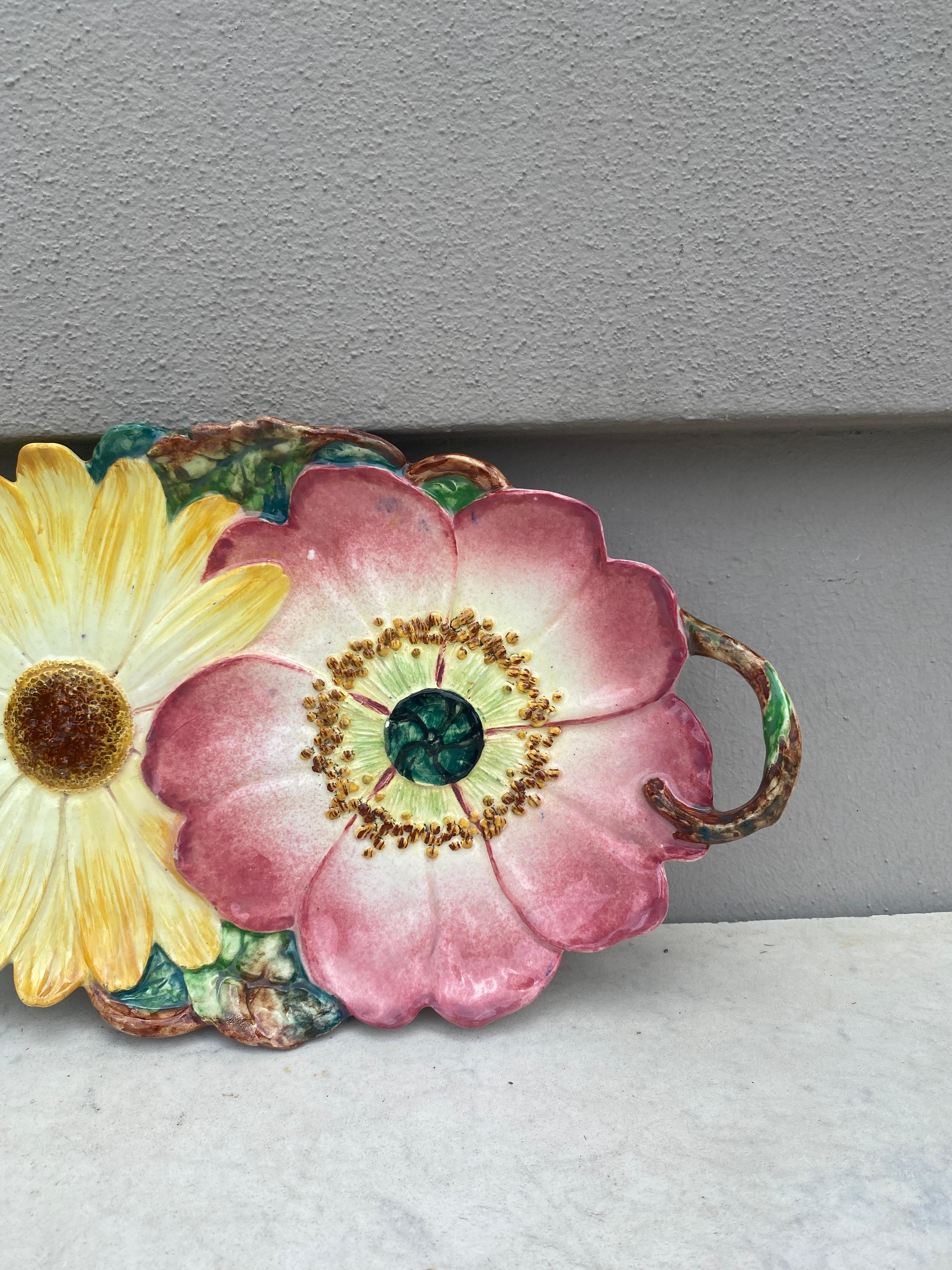 Art nouveau Plat à fleurs Massier en majolique du 19ème siècle avec poignée en vente
