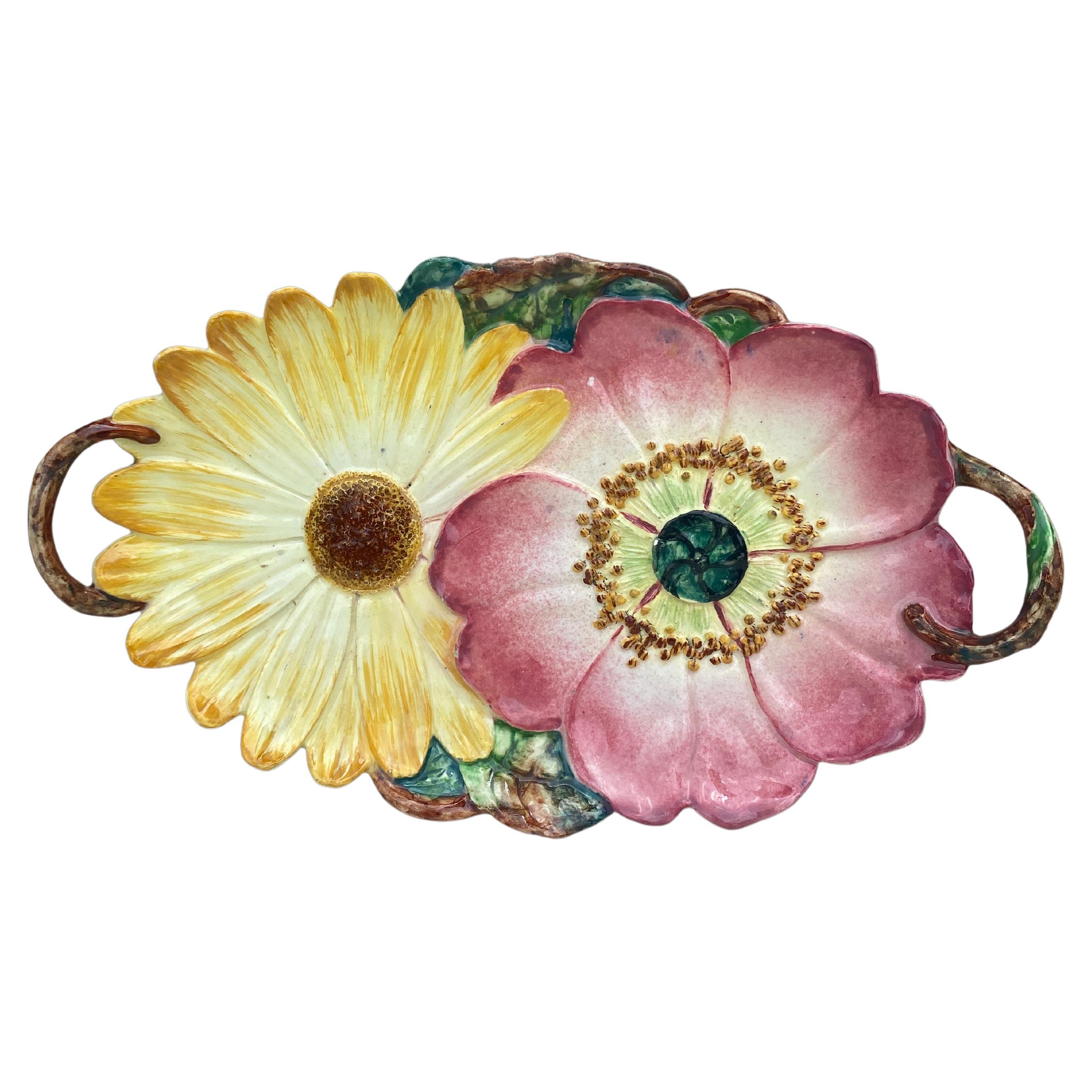 Plat à fleurs Massier en majolique du 19ème siècle avec poignée