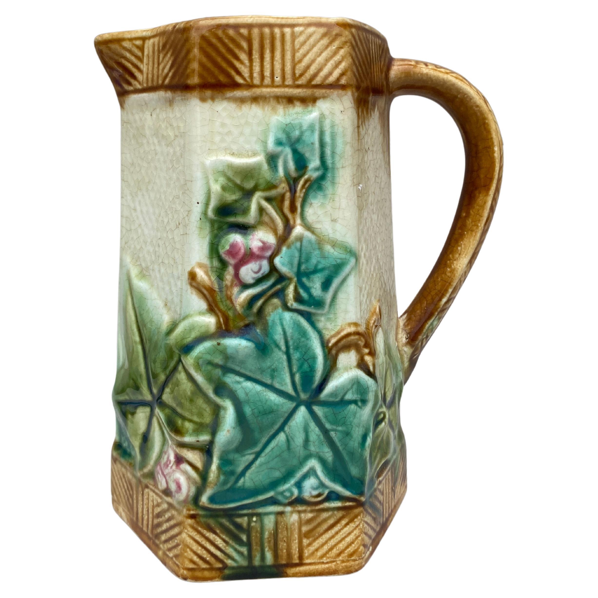 Francese Piatto in maiolica del XIX secolo con uva di Choisy Le Roi in vendita