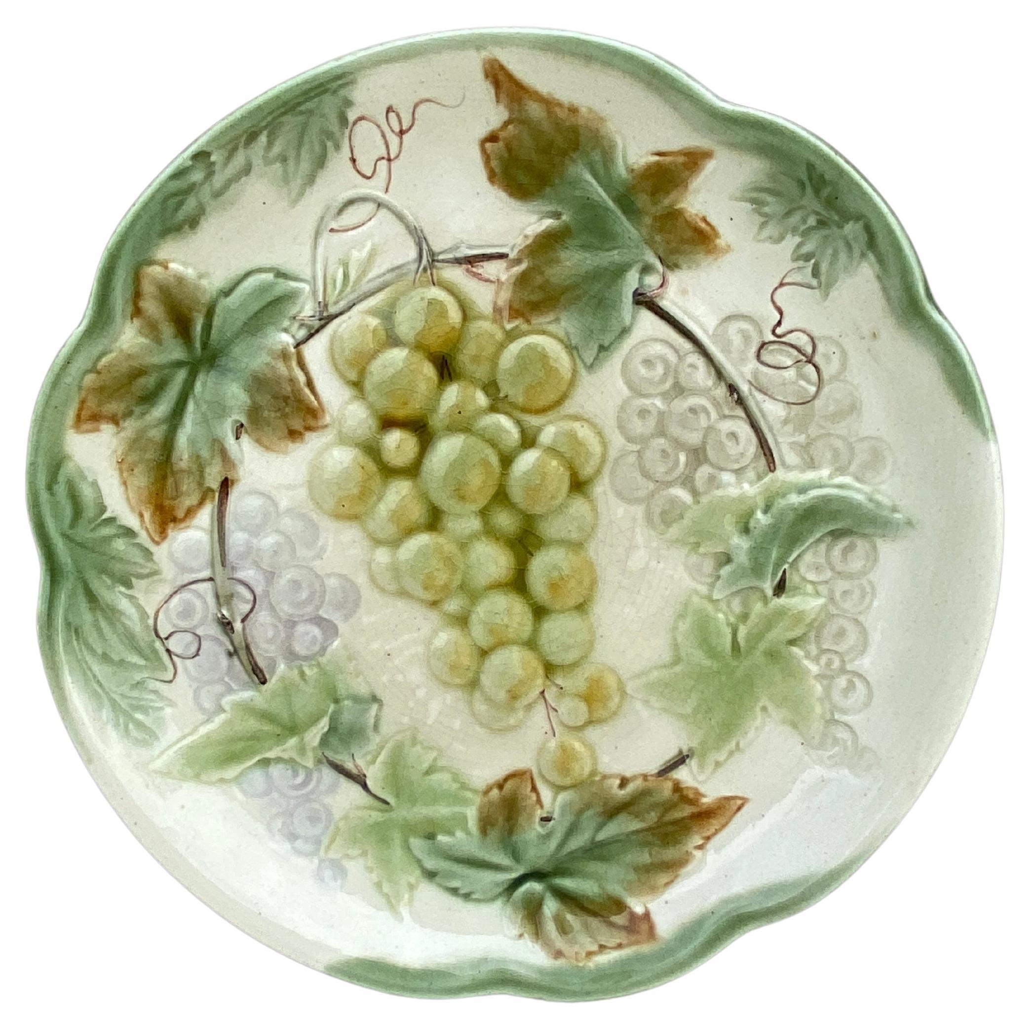 Plato de mayólica del siglo XIX con uvas Choisy Le Roi