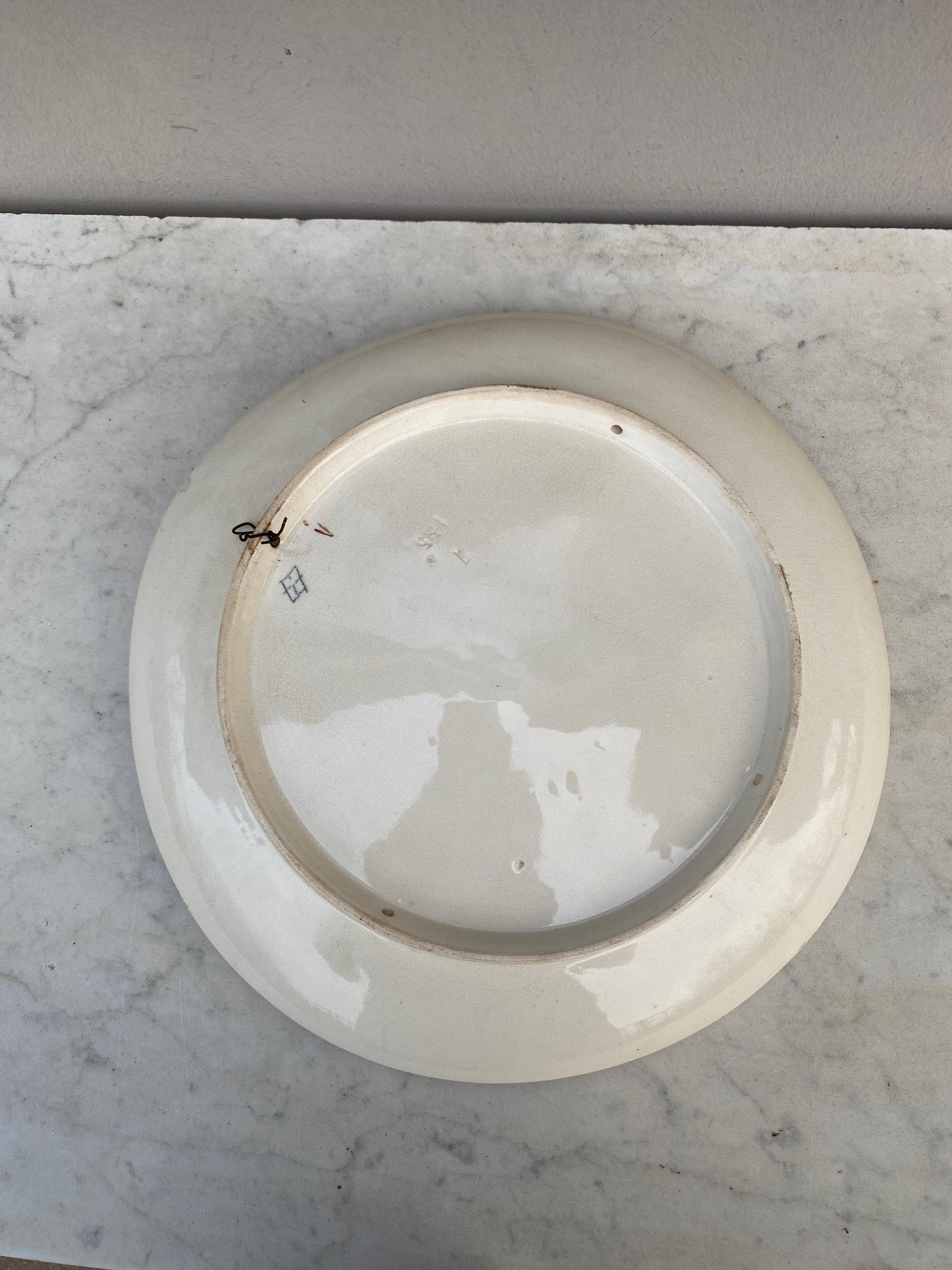 Plat mural à raisins en majolique du XIXe siècle Fives-Lille Bon état - En vente à Austin, TX