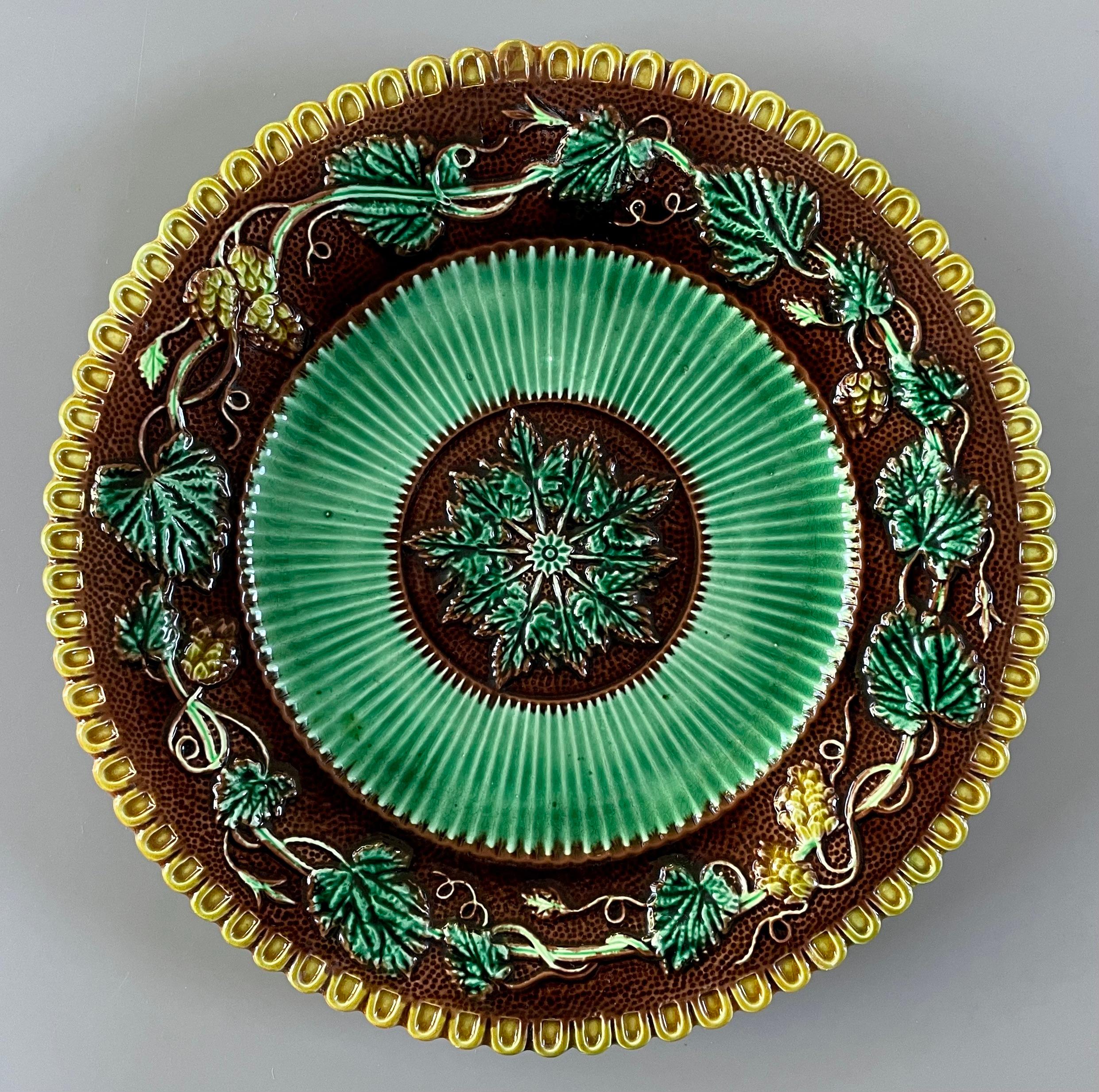 Beaux-Arts Piatti in maiolica del XIX secolo, una coppia in vendita