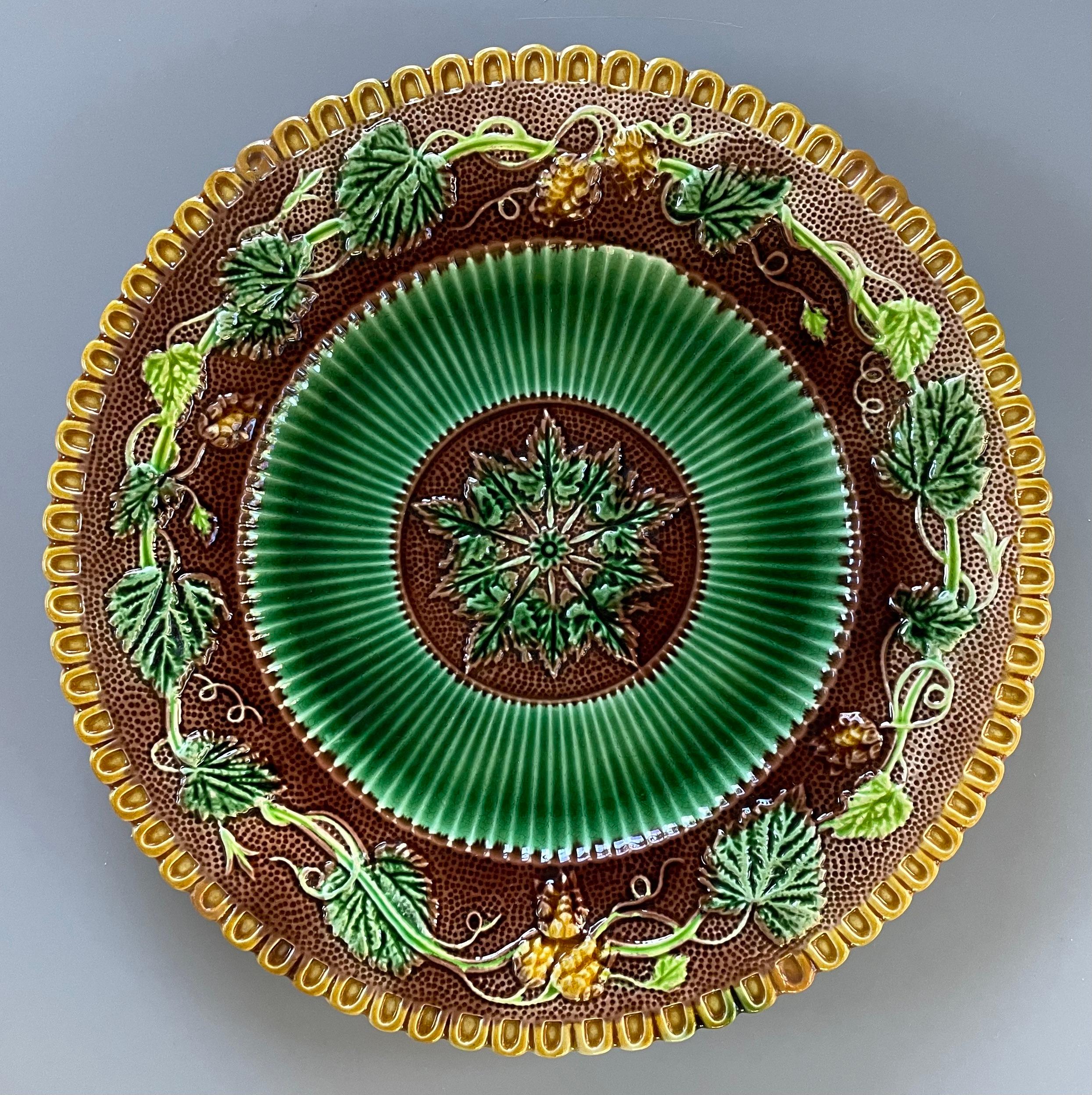 Francese Piatti in maiolica del XIX secolo, una coppia in vendita