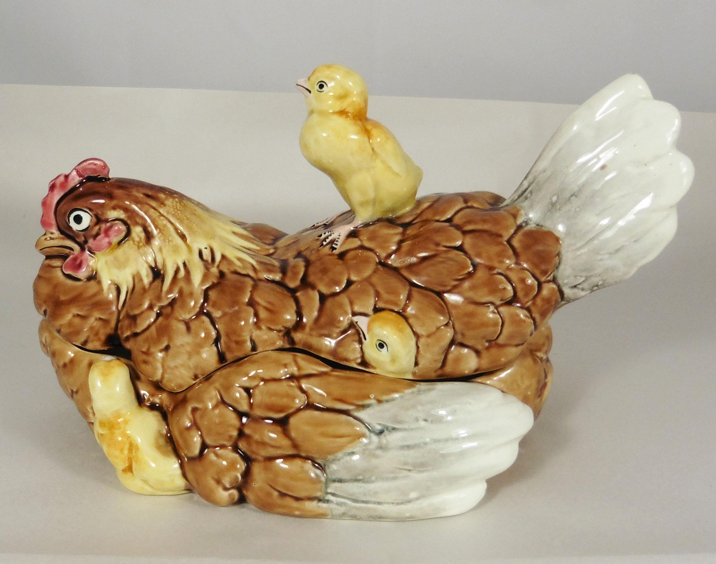 Piatto in maiolica del XIX secolo con gallina e pulcini Choisy-le-Roi in vendita 3