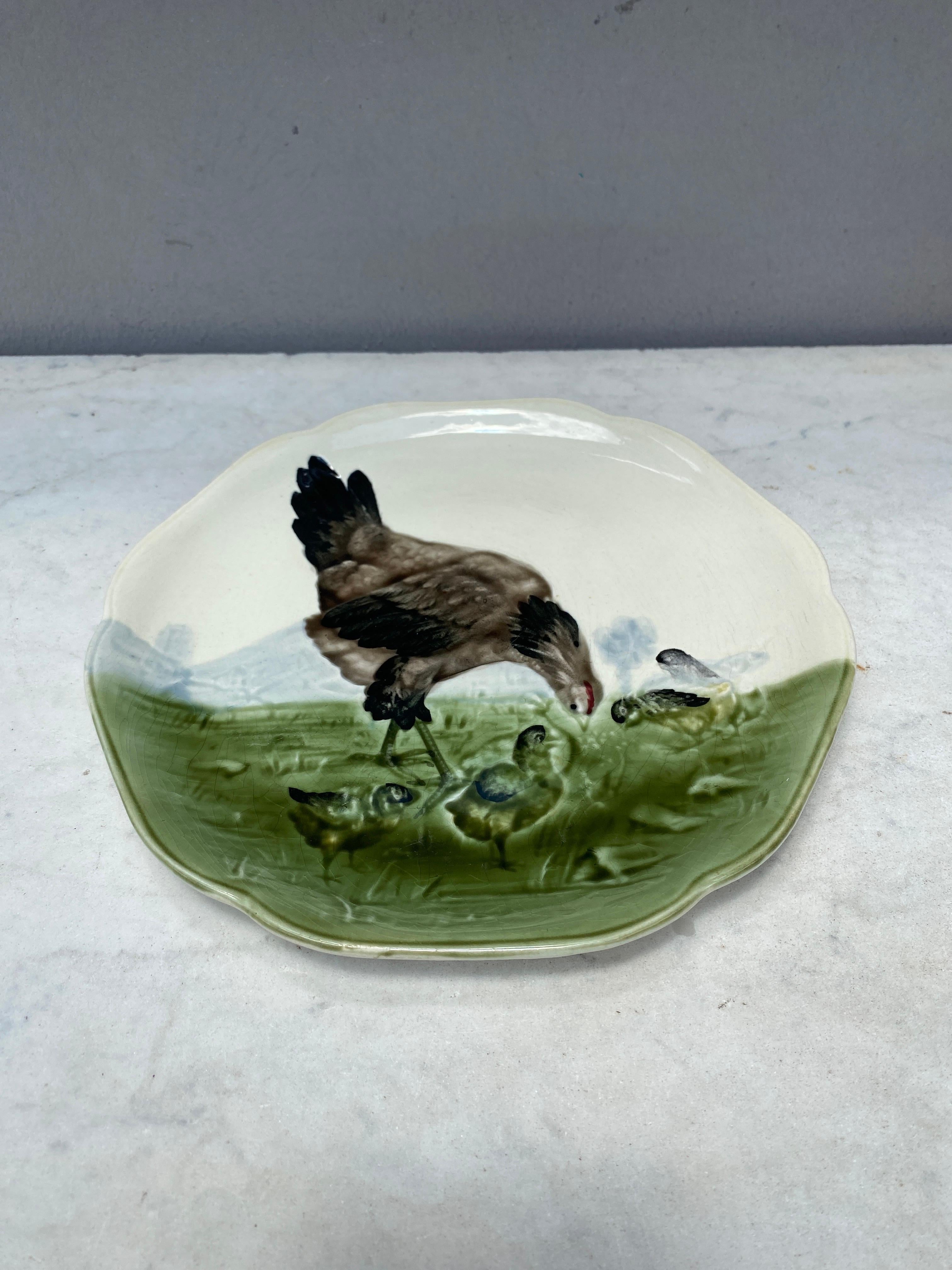 Piatto in maiolica con gallina e pulcini firmato Hippolyte Boulenger Choisy-le-Roi, circa 1890.
La manifattura di Choisy le Roi era una delle più importanti alla fine del XIX secolo e produceva ceramiche di altissima qualità di tutti i tipi, come la