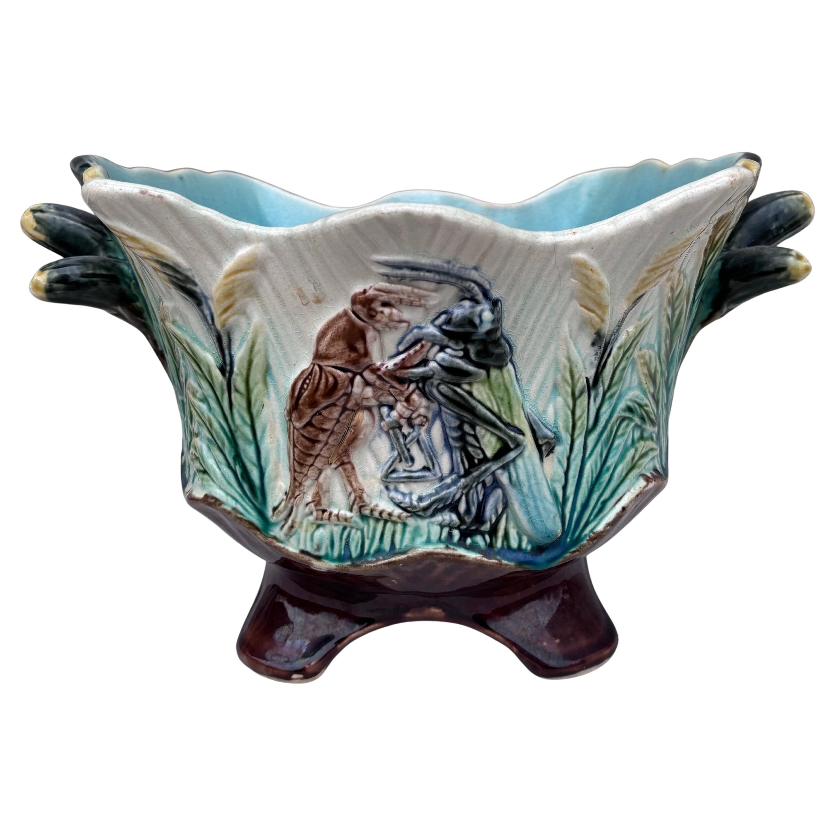 Cache pot en majolique du 19ème siècle avec insectes et musiciens.
Insectes et sauterelle avec instrument de musique.
H / 7 pouces.
L / 12.5 par 9 pouces.