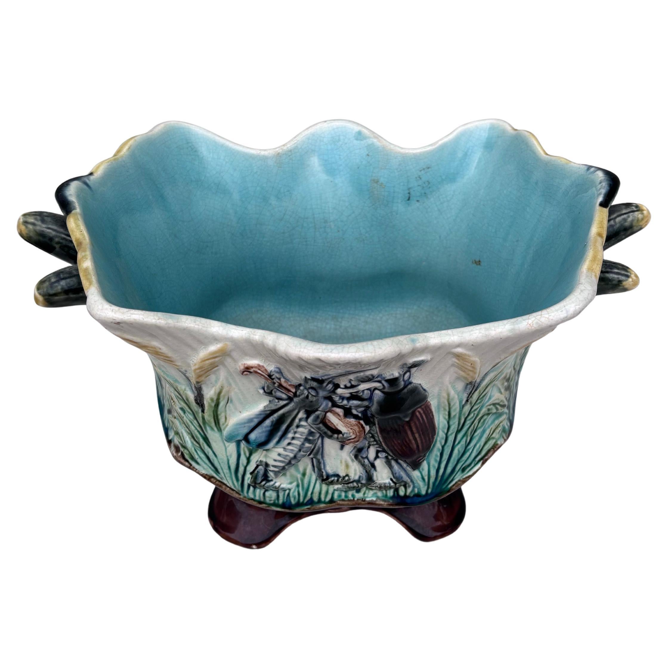 Rustique Cache pot en majolique du 19ème siècle Insectes Musiciens en vente