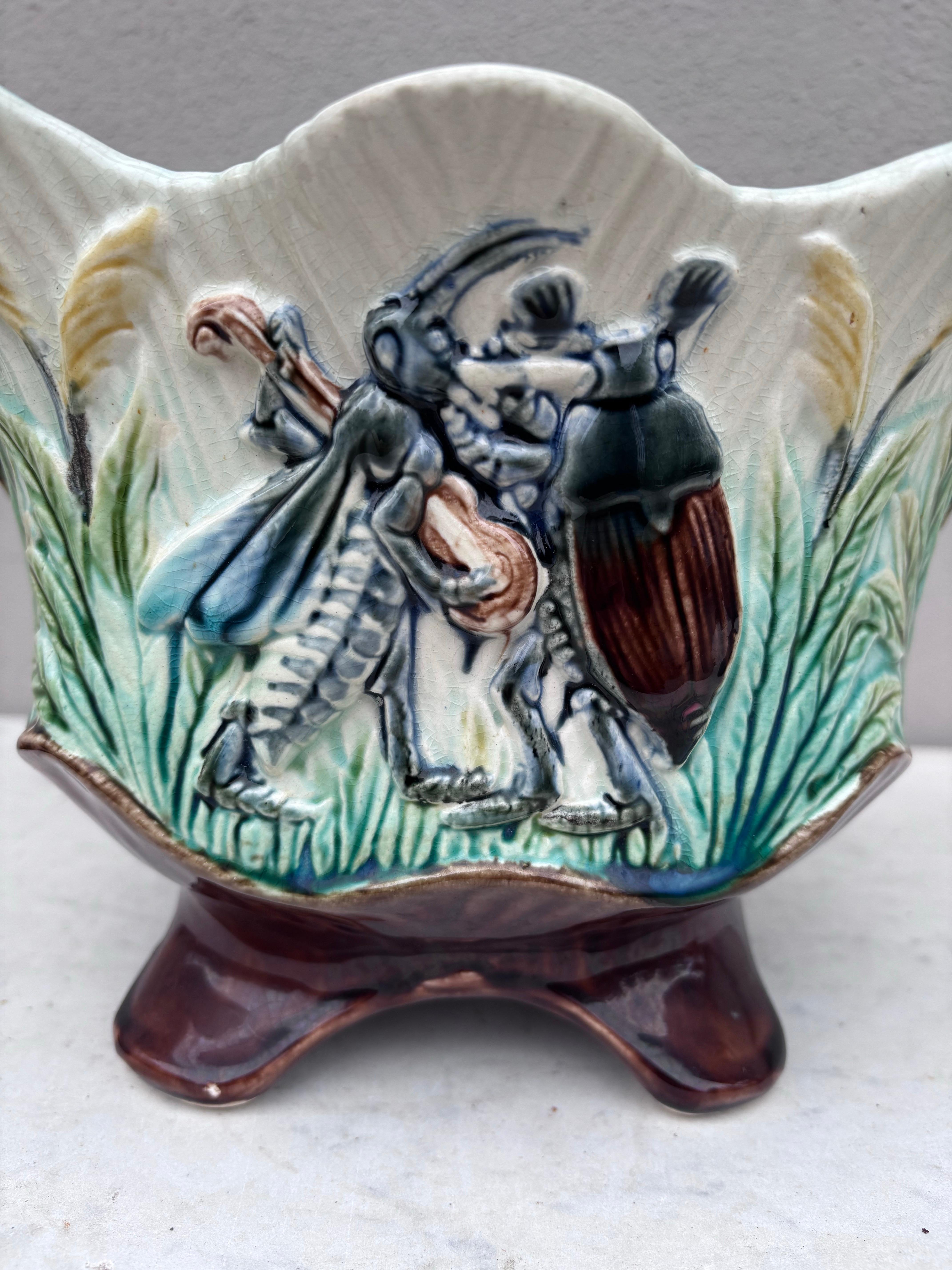 Fin du XIXe siècle Cache pot en majolique du 19ème siècle Insectes Musiciens en vente