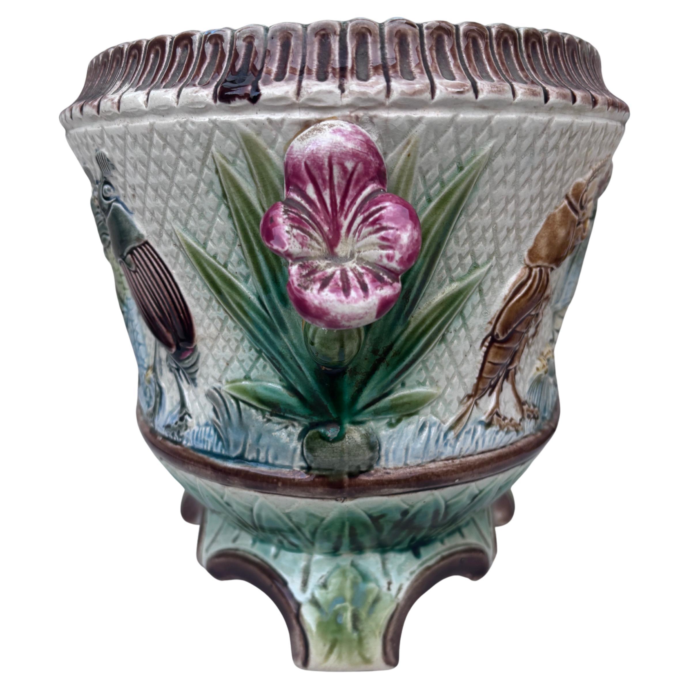 19th Century Majolica Insects Musicians Jardinière en Bueno estado para la venta en Austin, TX