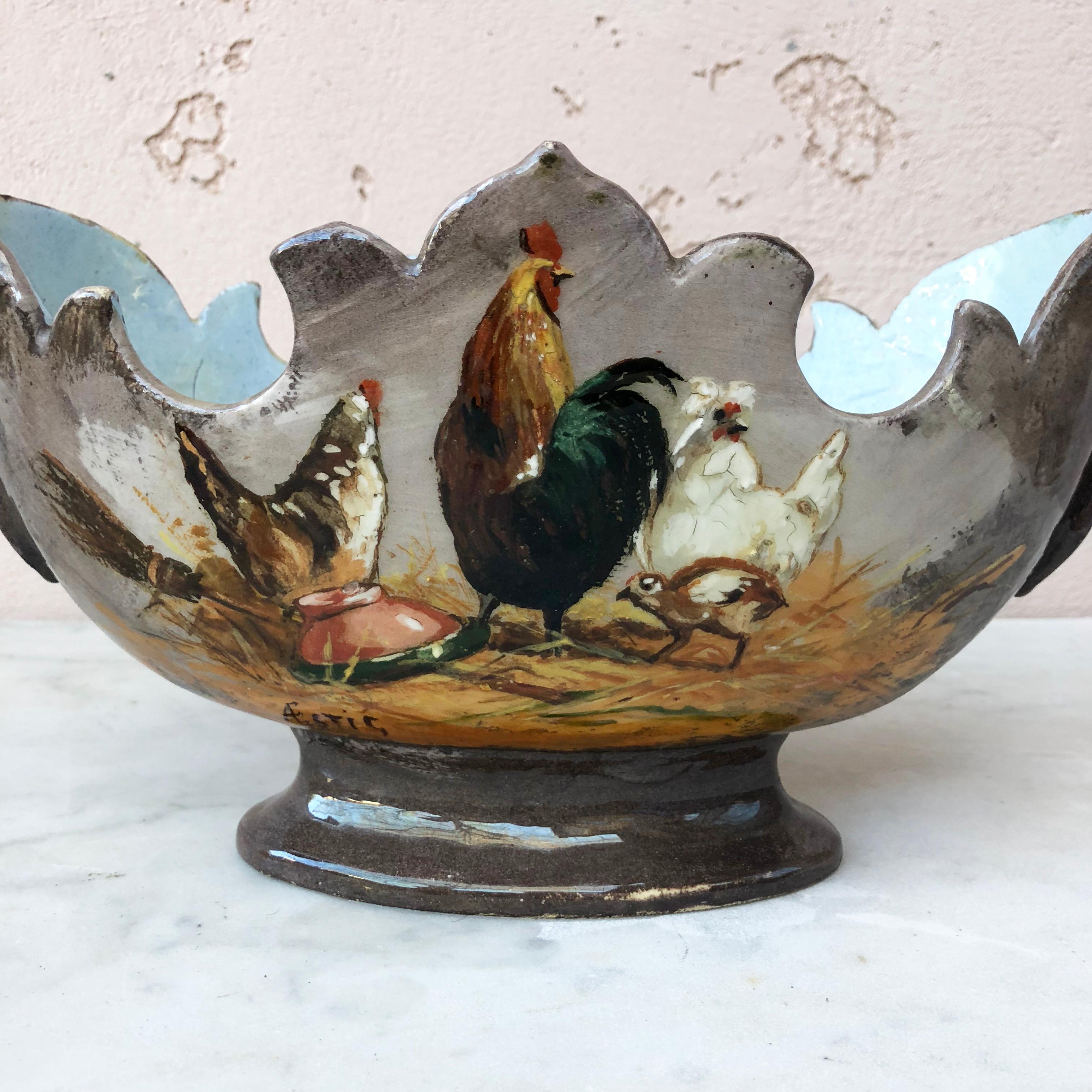 Jardinière en majolique du 19ème siècle, de style rustique, peinte de coqs, poules et poussins sur de la paille, le dos est décoré de paille et d'un seau signé Aistis.
Style impressionniste.
Attribué à Montigny sur Loing.