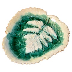 Piatto a foglia in maiolica del XIX secolo