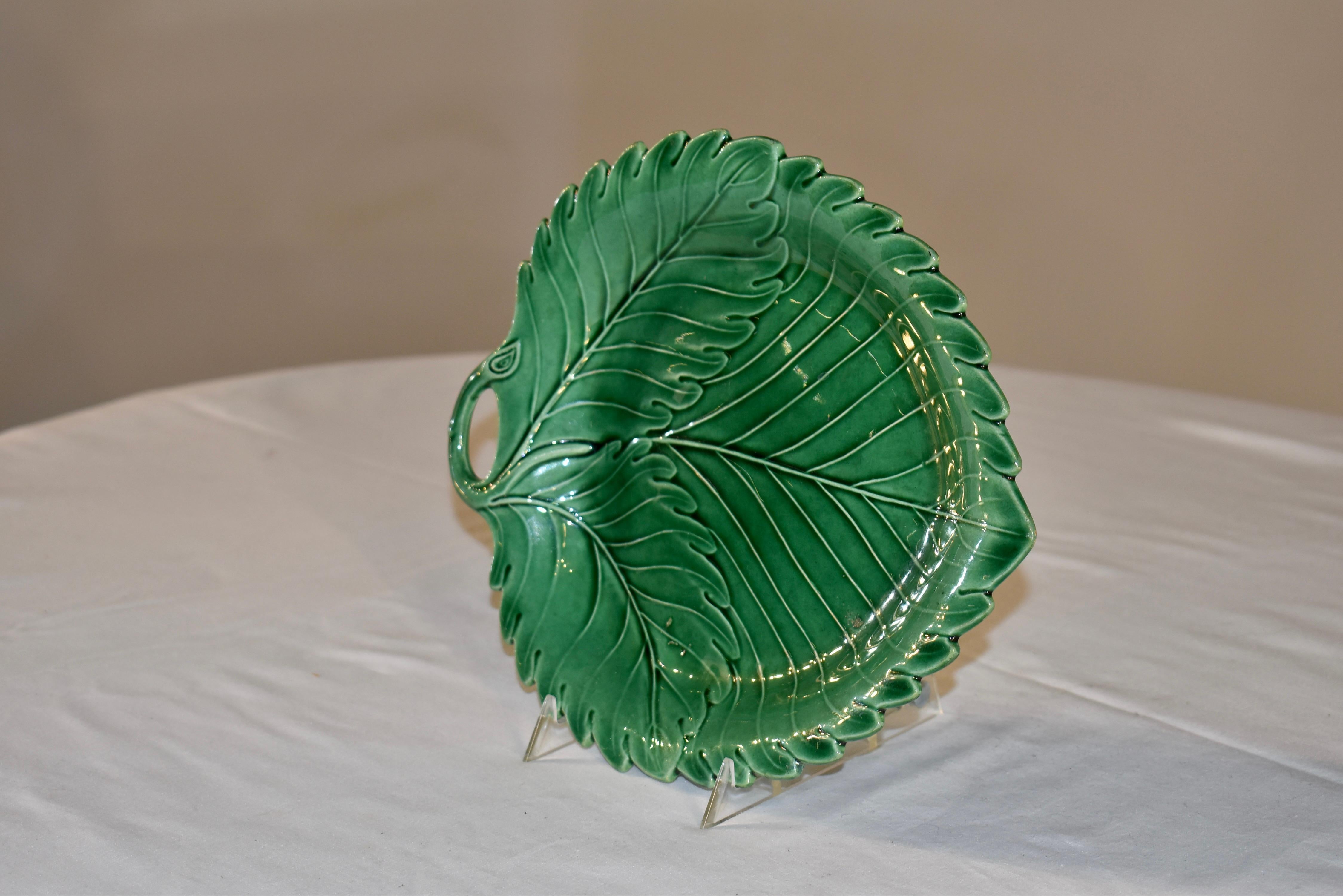 19th century majolica leaf tray with single handle from England. The leaf has a wonderful and crisp mold. The edges are scalloped and the handle is molded like a stem of the leaf. Lovely and handy dish for any table.
