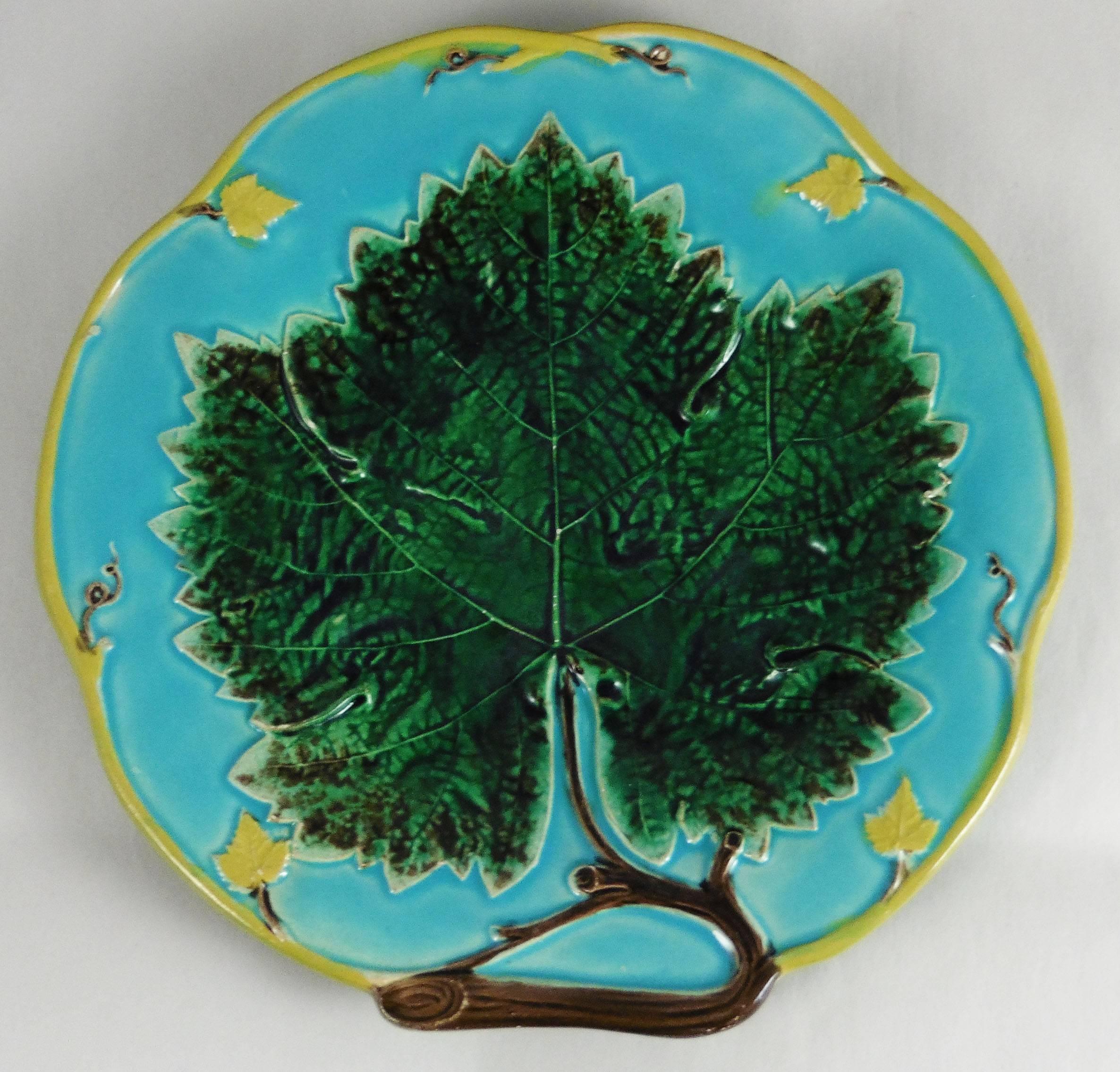 Colorful Victorian Majolica leaf plate signed Joseph Holdcroft. On a turquoise background, a large leaf with a branch who gave an unusual shape to this plates, surrounded by a yellow border.