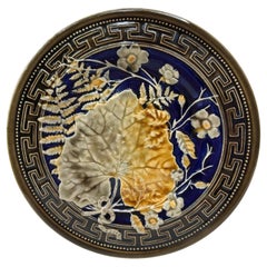 Assiette en majolique du 19ème siècle à feuilles et fleurs Choisy Le Roi