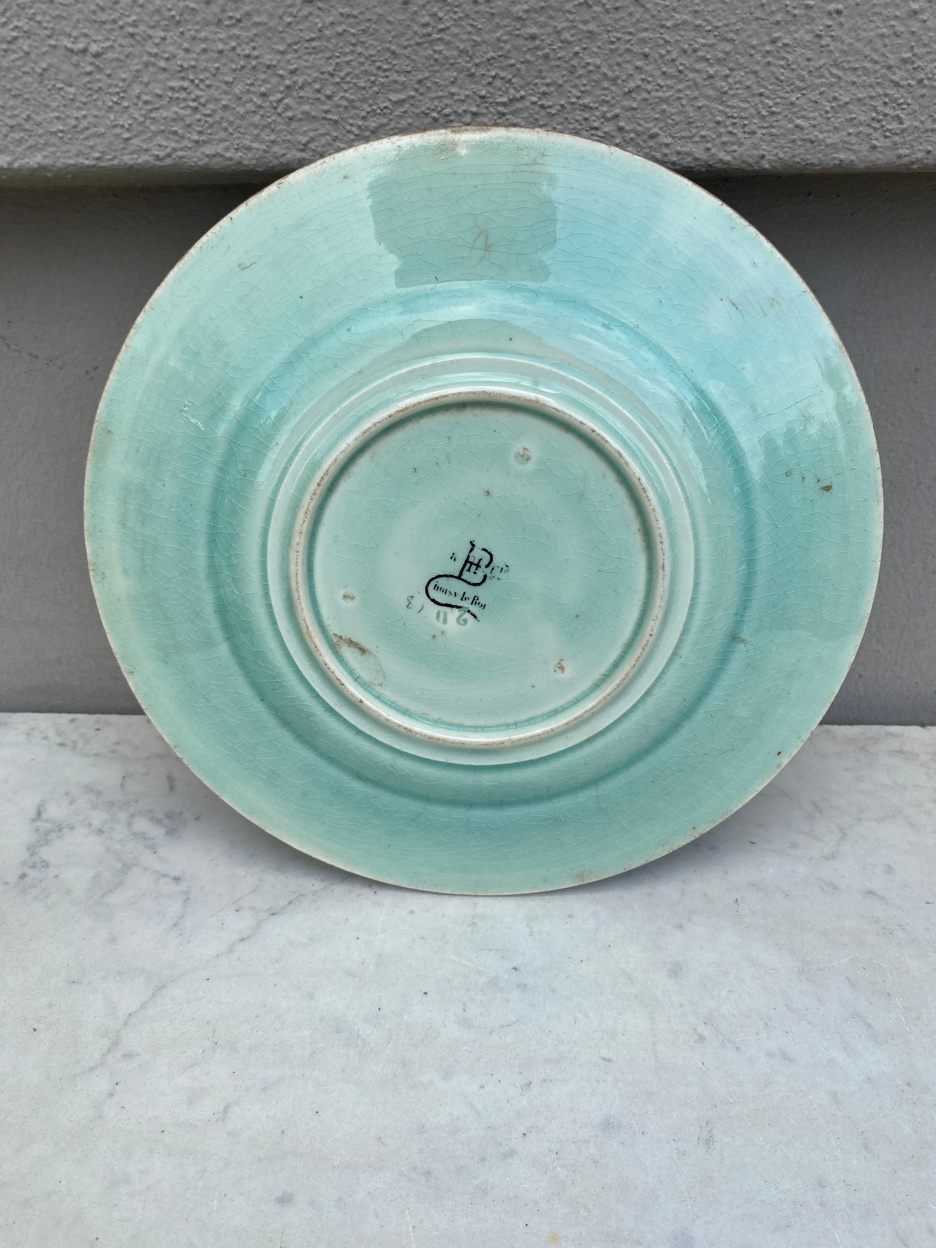 Plato de mayólica del siglo XIX con hojas y flores rosas Choisy-le Roi Victoriano en venta
