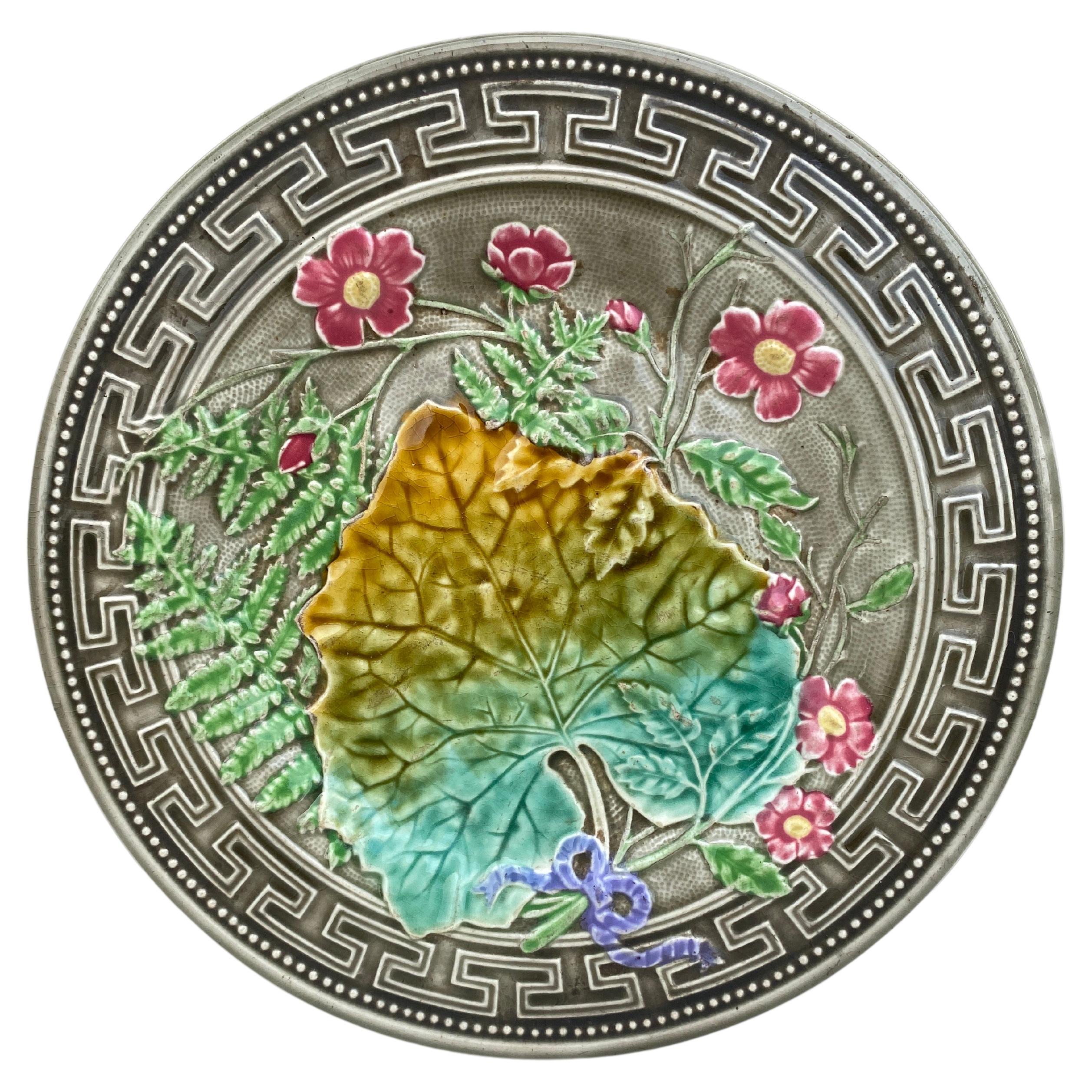 Plato de mayólica del siglo XIX con hojas y flores rosas Choisy-le Roi en venta