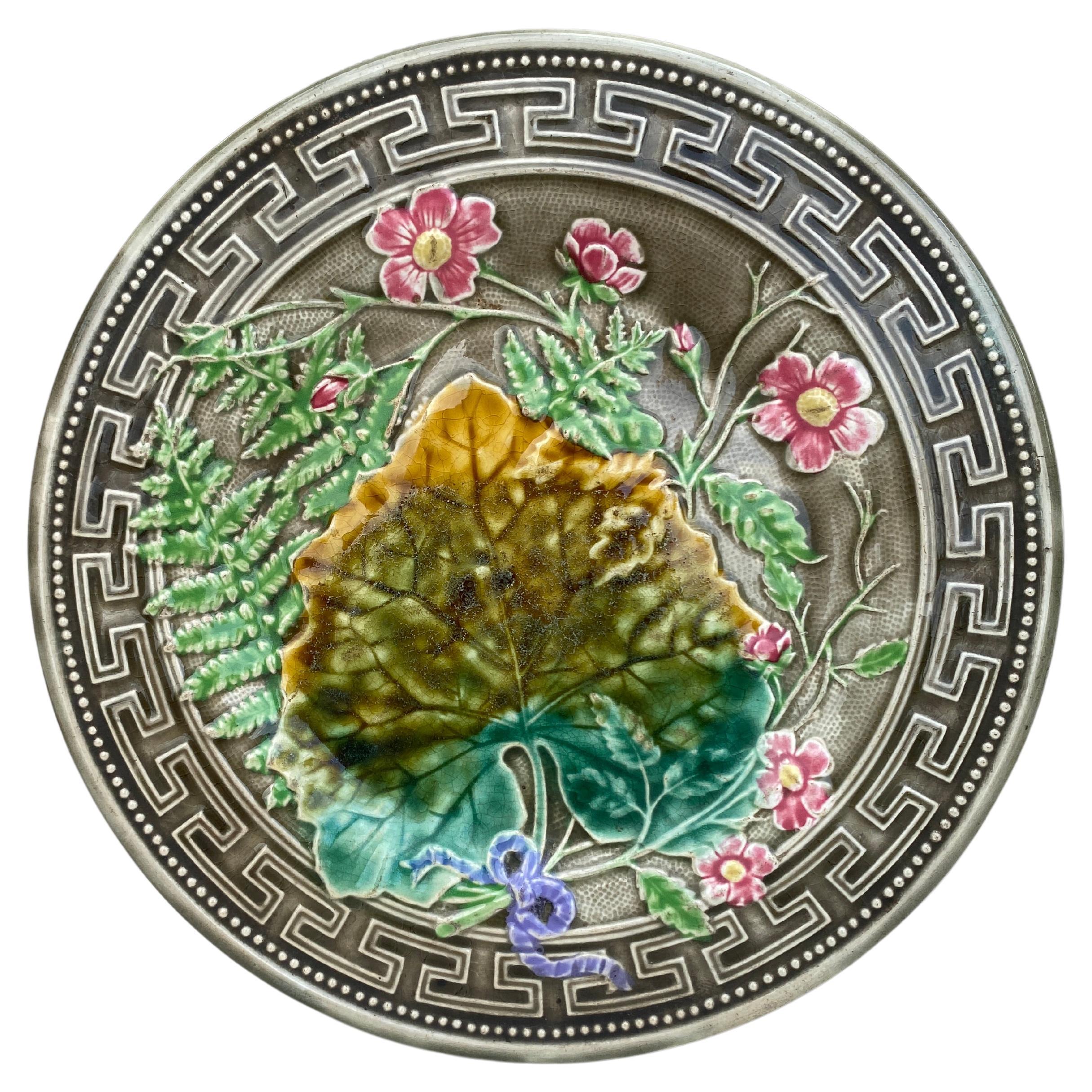Plato de mayólica del siglo XIX con hojas y flores rosas Choisy-le Roi