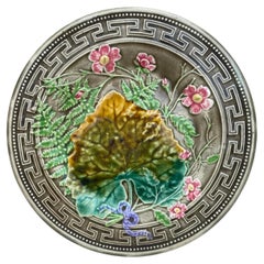 Piatto in maiolica del XIX secolo con foglie e fiori rosa Choisy-le-Roi