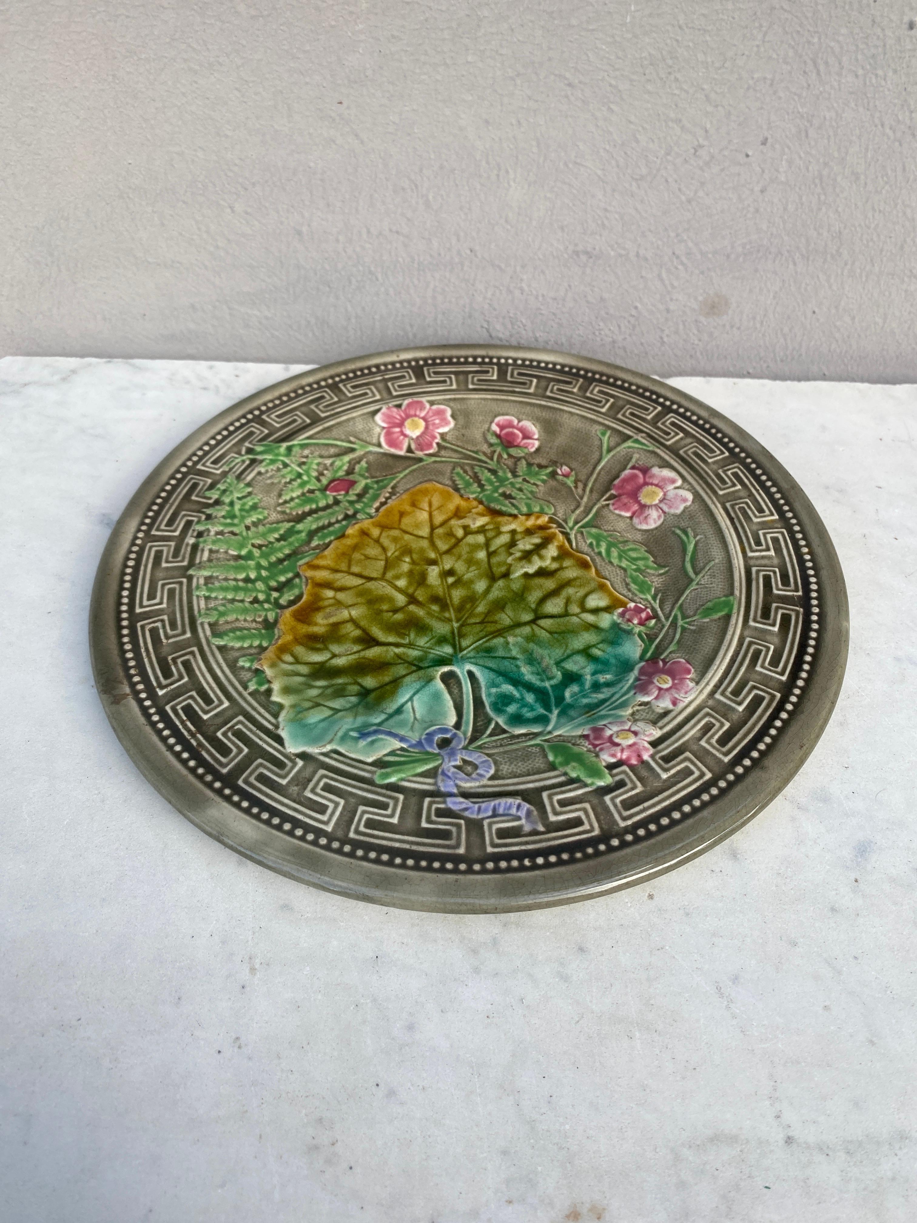Majolica plate signed Choisy le roi, circa 1890.
Decorated with leaves, ferns, pink flowers and Greek border.