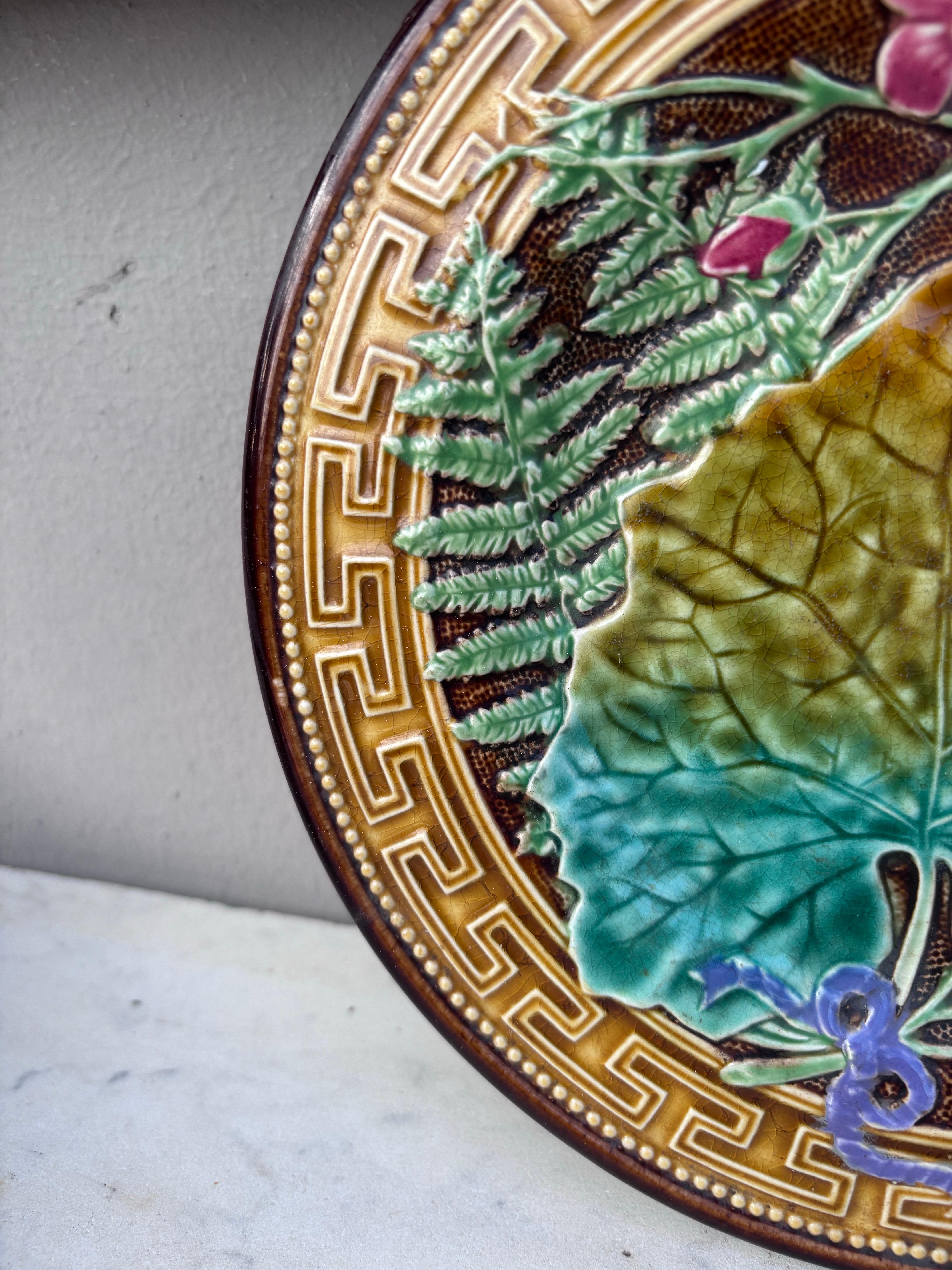 Victorian 19th Century Majolica Leaves & Pink Flowers Plate Choisy Le Roi For Sale