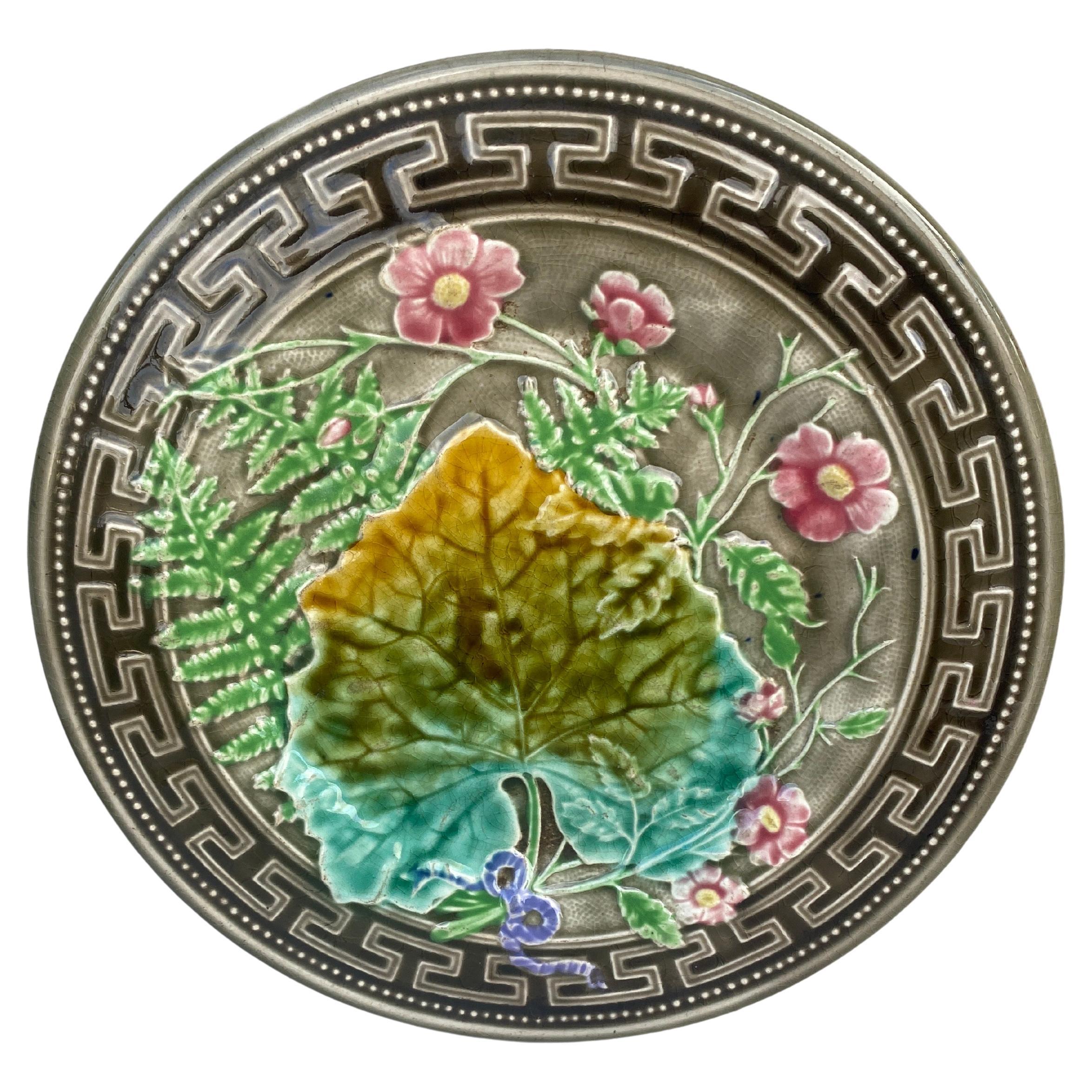 Plato de mayólica del siglo XIX con hojas y flores rosas Choisy-le Roi