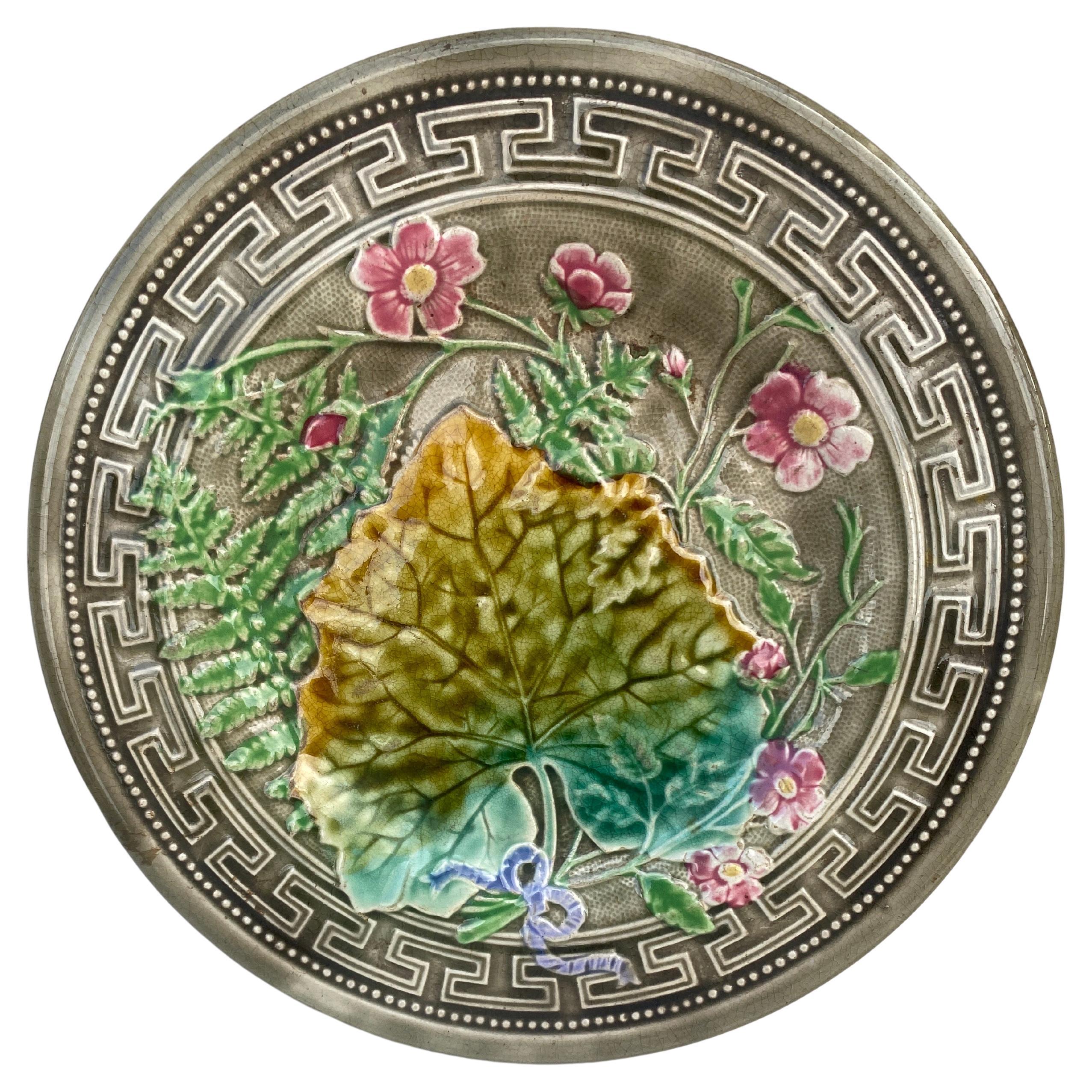 Plato de mayólica del siglo XIX con hojas y flores rosas Choisy-le Roi