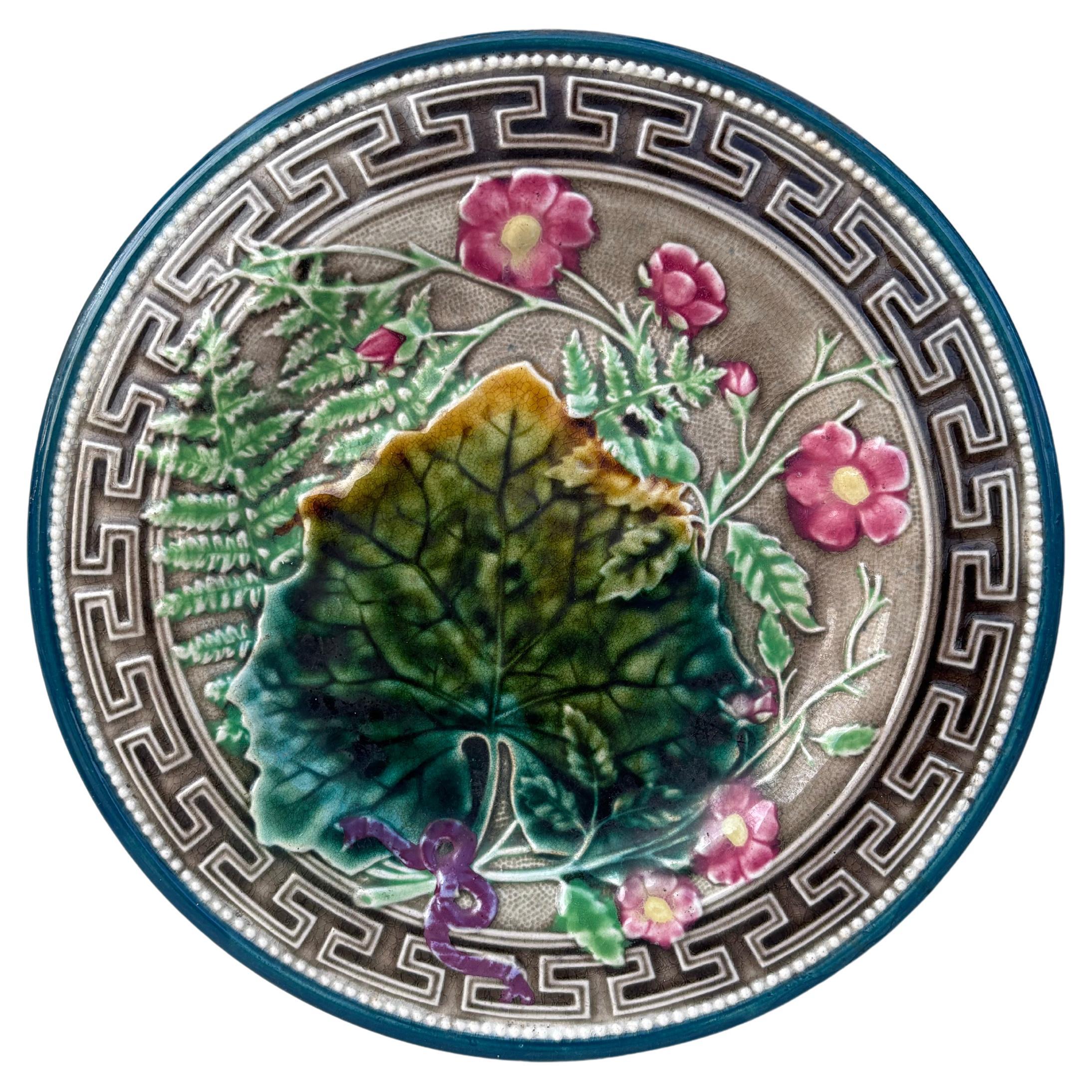 Plato de mayólica del siglo XIX Hojas y flores rosas Choisy Le Roi