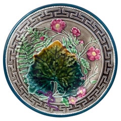Assiette à feuilles et fleurs roses en majolique du XIXe siècle Choisy-le-Roi
