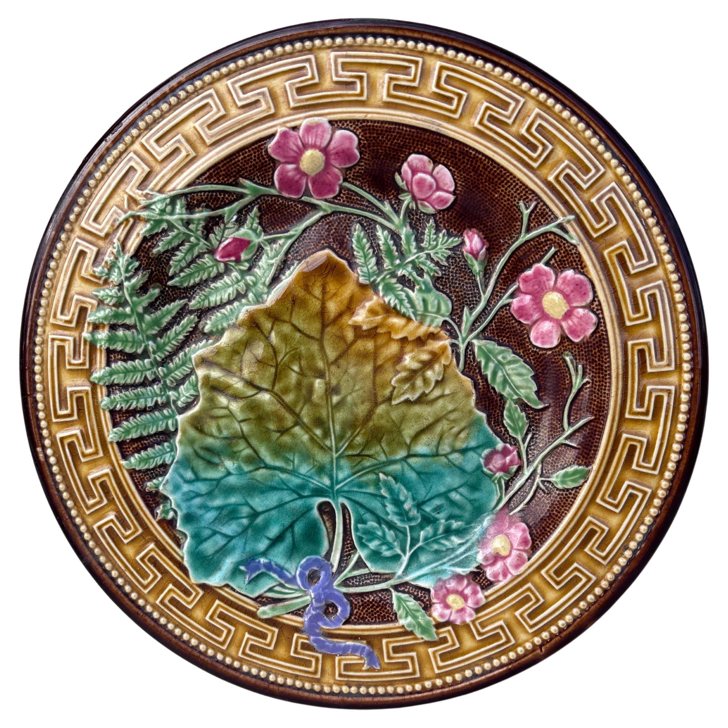 Plato de mayólica del siglo XIX Hojas y flores rosas Choisy Le Roi