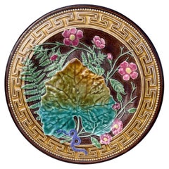 Assiette à feuilles et fleurs roses en majolique du XIXe siècle Choisy-le-Roi
