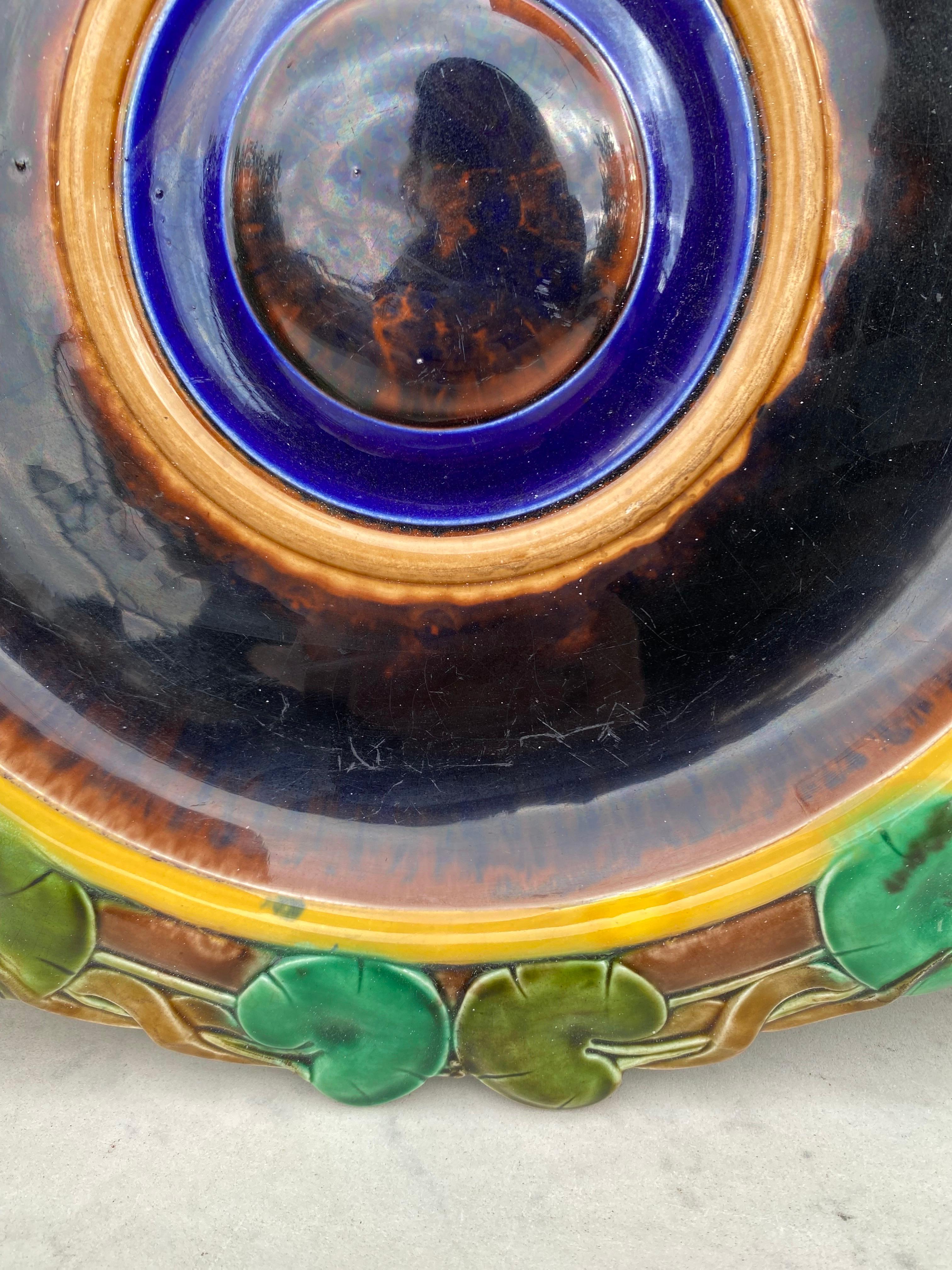 Assiette à feuilles en majolique du 19ème siècle Sarreguemines Majolica Bon état - En vente à Austin, TX
