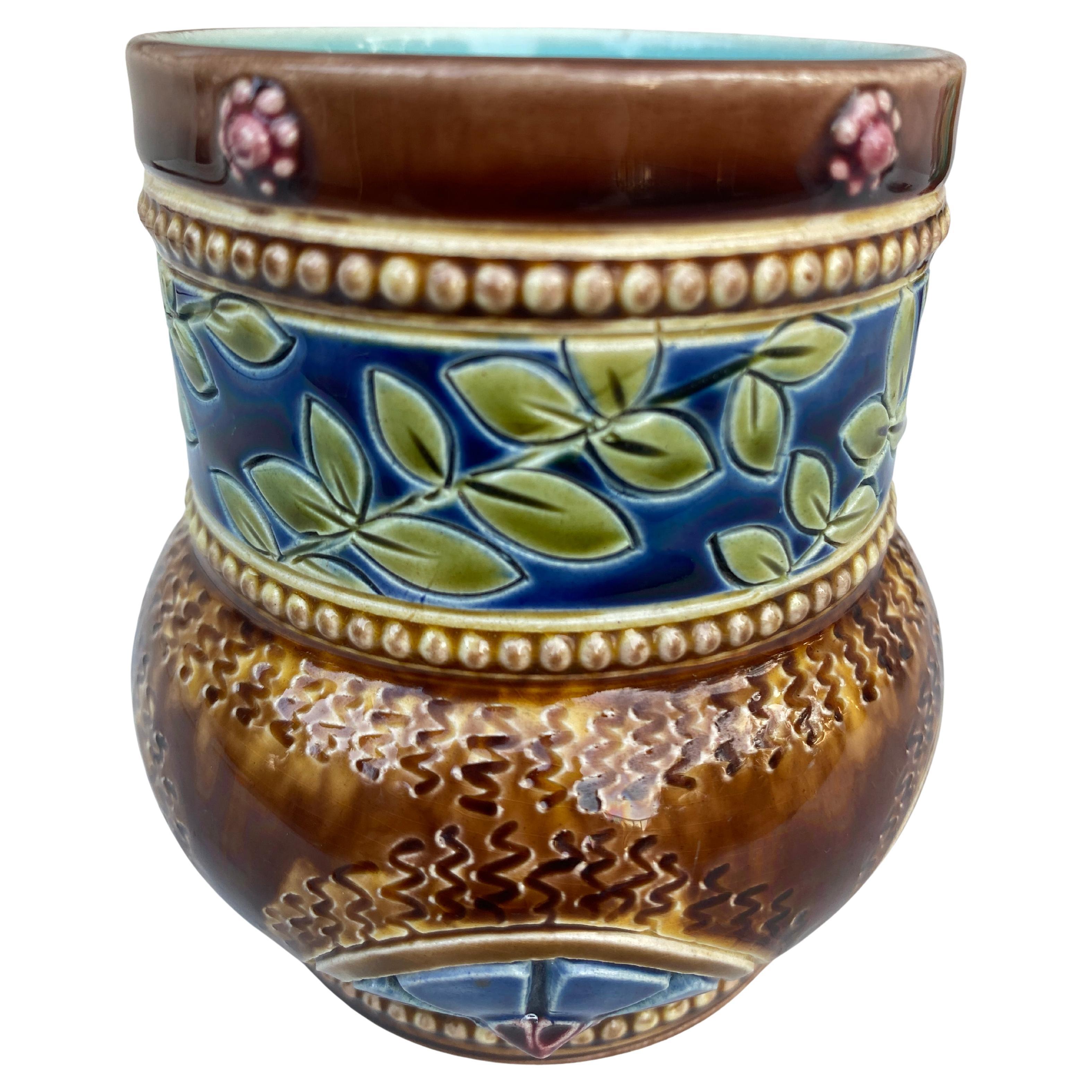 Vaso in maiolica francese con foglie e motivi geometrici firmato Sarreguemines circa 1870.
H. H. / 4 pollici, D. / 3,5 pollici.
