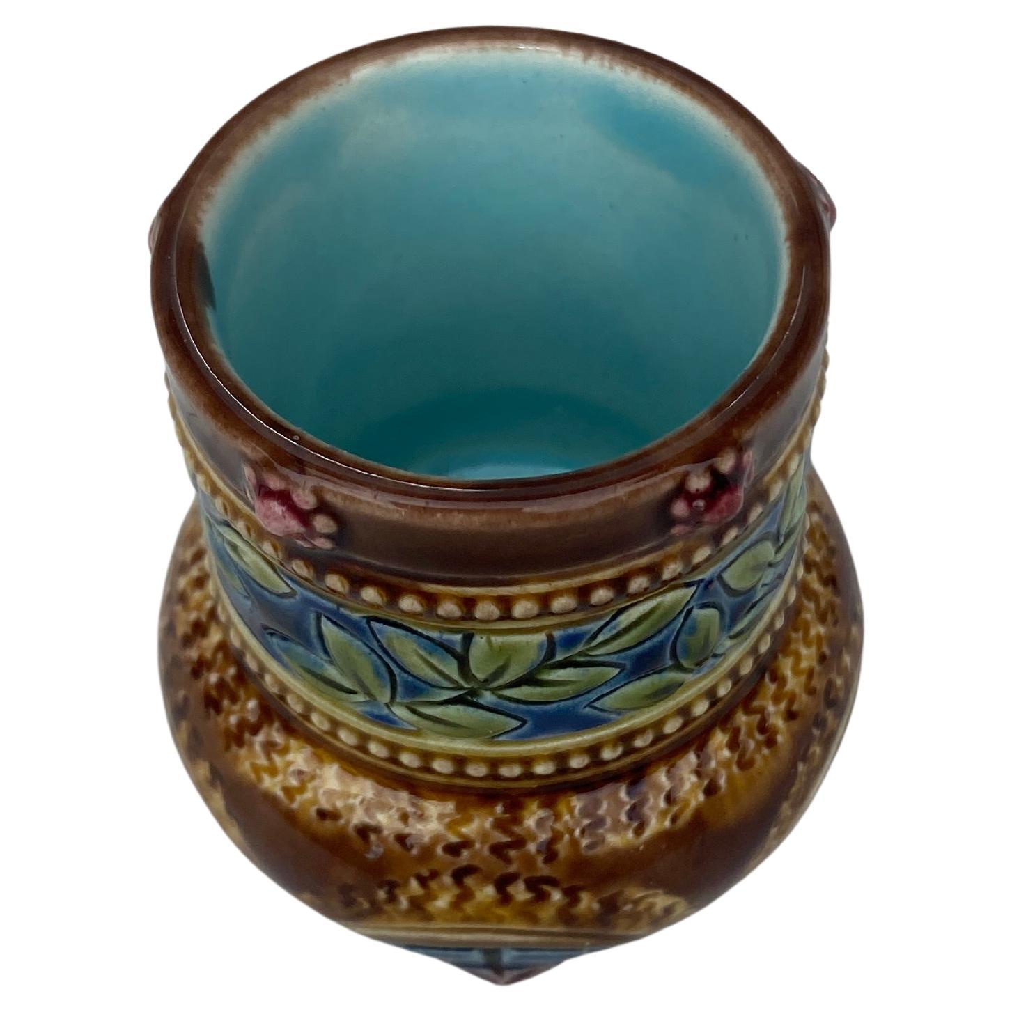 Vaso in maiolica francese con foglie e motivi geometrici firmato Sarreguemines circa 1870.
H. H. / 2,7 pollici, D. / 2 pollici.
