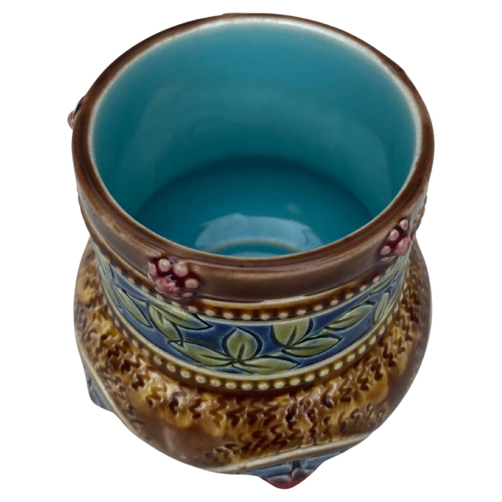 Vaso in maiolica francese con foglie e motivi geometrici firmato Sarreguemines circa 1870.
H / 2. pollici , D / 2,5 pollici.
