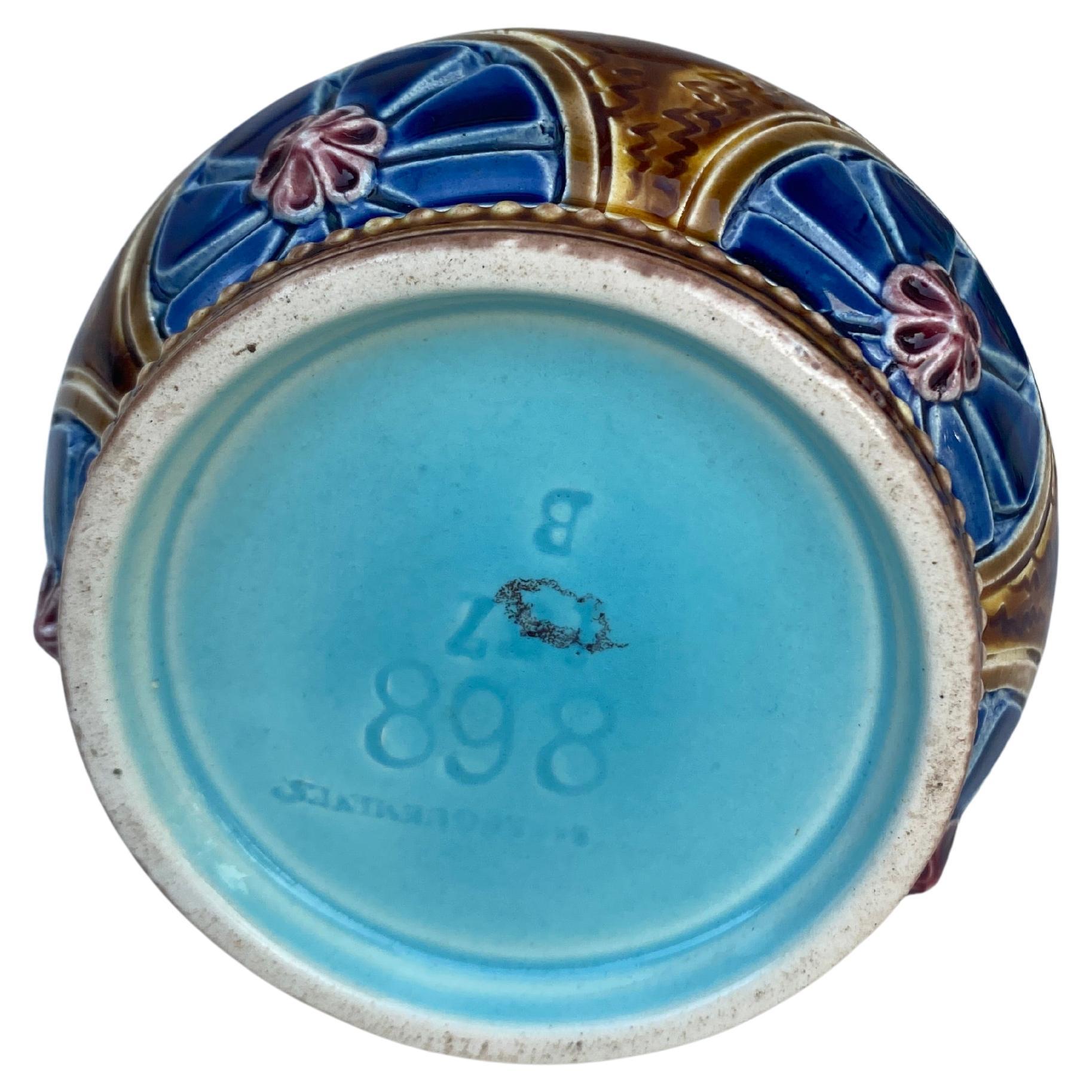 Vaso di foglie in maiolica del XIX secolo Sarreguemines In condizioni buone in vendita a Austin, TX