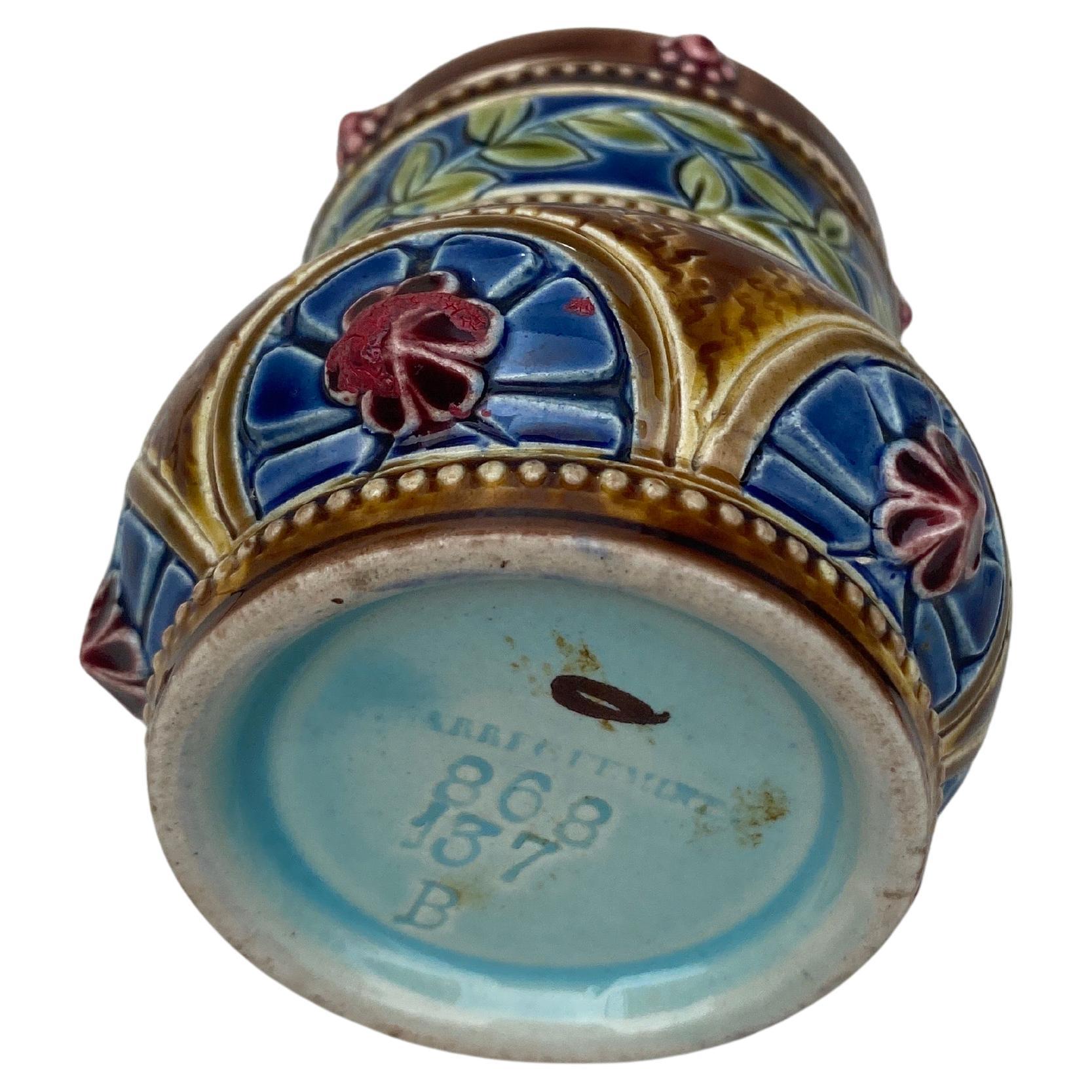 Vaso di foglie in maiolica del XIX secolo Sarreguemines In condizioni buone in vendita a Austin, TX
