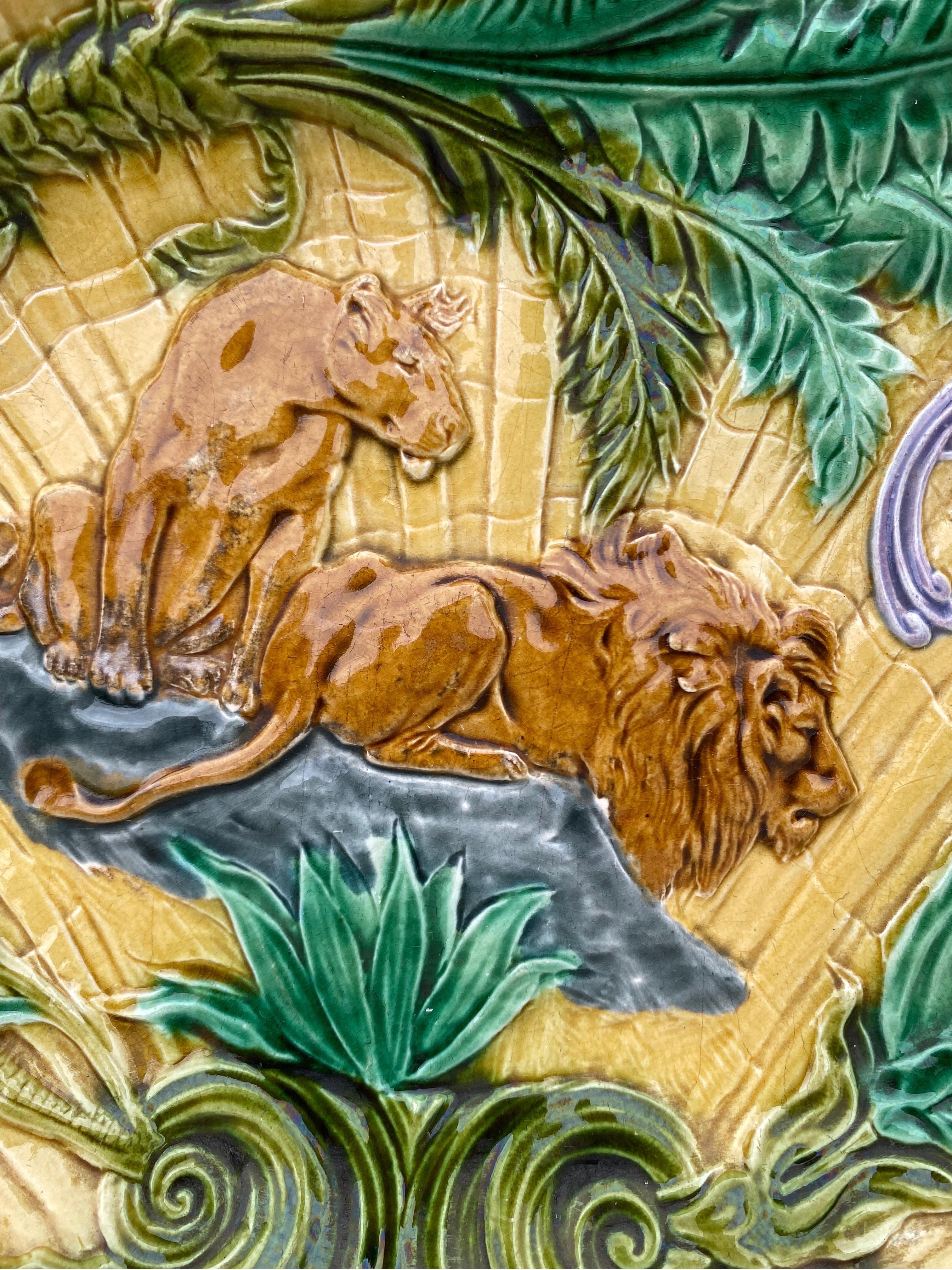 Majolique fine du XIXe siècle, lion et lionne entourés de plantes exubérantes, signée Salins (Est de la France)
Pièce très inhabituelle, le violet lilas pastel est rarement utilisé sur les majoliques françaises.