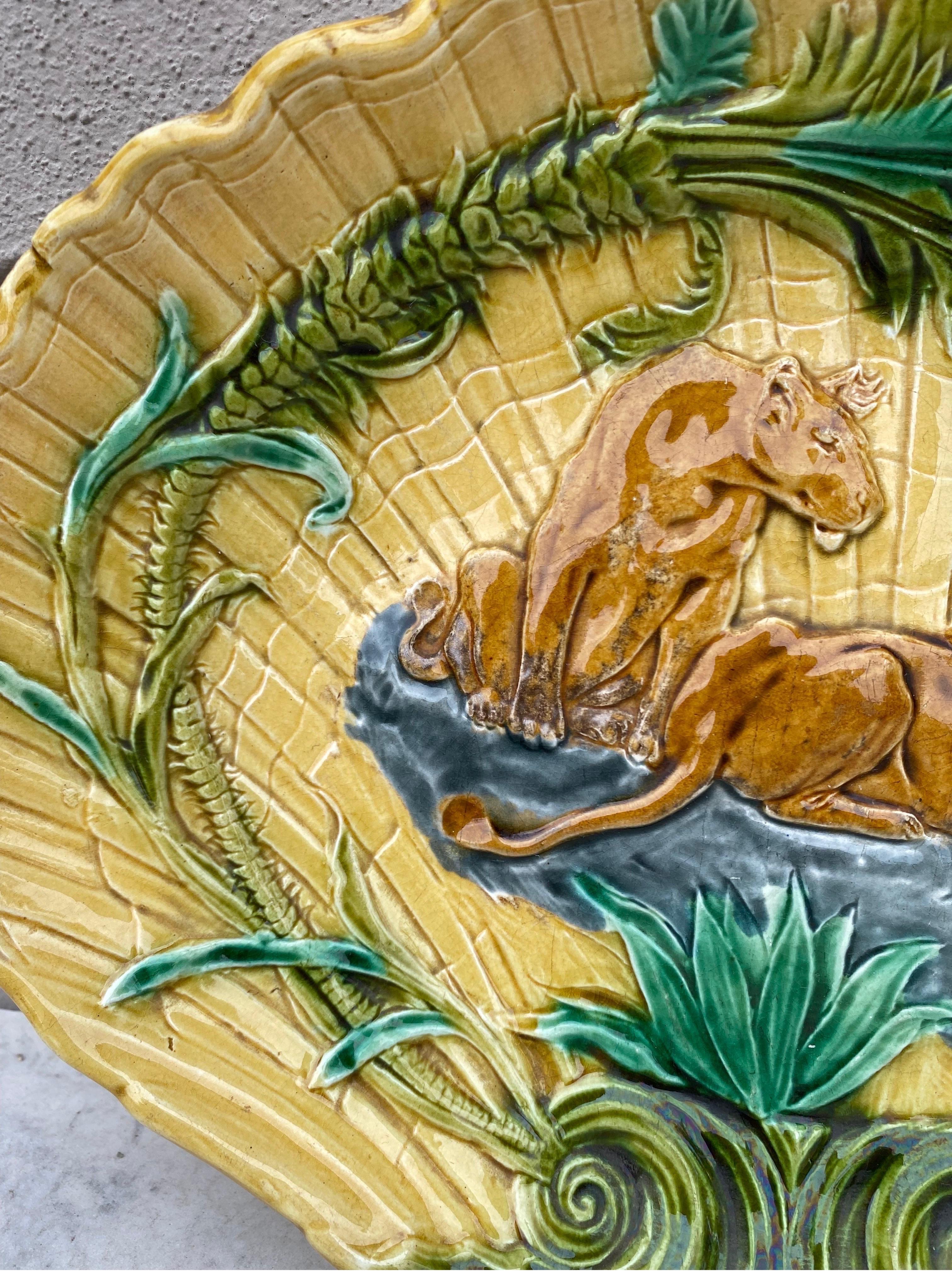 Français Plat en majolique du 19ème siècle en forme de lion et de lune de lune Salins en vente