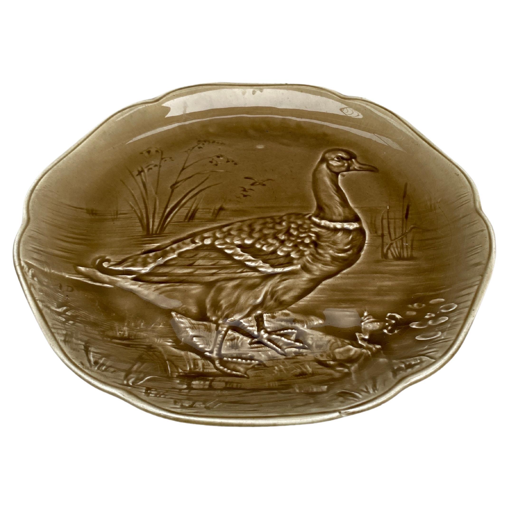 Assiette à canard colvert en majolique du XIXe siècle Hippolyte Boulenger Choisy-le-Roi, vers 1890.
La manufacture de Choisy-le-Roi était l'une des plus importantes à la fin du 19ème siècle, elle produisait des céramiques de très haute qualité de