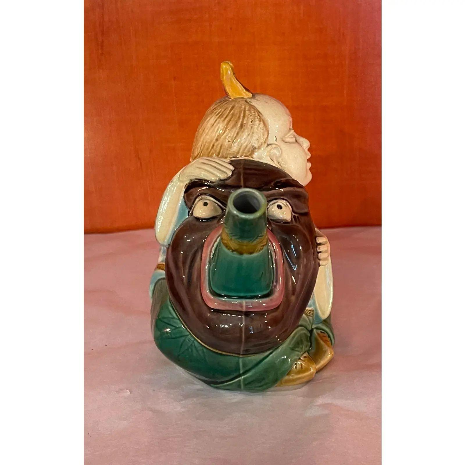 Théière figurative en majolique Minton du 19e siècle. Il est merveilleusement fantaisiste et présente une forme d'homme chinois avec une excellente coloration.

Informations complémentaires : 
Matériaux : Poterie
Couleur : Turquoise
Marque :